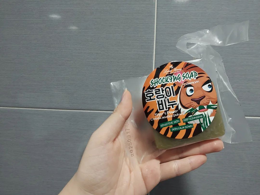 #광고 #협찬
🐯라벨영 호랑이비누🐯
자연주의 스킨케어 브랜드인 라벨영의 호랑이 비누를 사용해 보았어요🌱
 호랑이비누는 여드름,모낭염에 효과적인 비누에요! 
인공색소와 유해 성분이 들어가 있지 않아 안심하고 사용하실 수 있고
병풀 추출물이 들어가 있어 민감성 피부인 분들도 사용하실 수 있으며,
자극 없이 딥클렌징이 가능해요👍🏻
거품은 적당히 쫀득하고,허브향이에요
보통 비누로 세안을 하면 피부가 많이 당기는데 이 제품은 당김 없이 쫀쫀했어요
각질,피지,노폐물,블랙&화이트헤드에 효과적인 비누라 여드름으로 고민이신분들께 추천드리는 비누입니다😆
#라벨영 #호랑이비누 #좁쌀여드름 #여드름비누 #천연비누 #여드름없애는법 #모낭염비누 #청소년여드름화장품