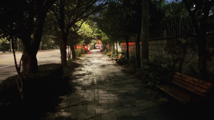산책할 때 강아지가 신나서 달려오면 나도 반갑게 인사하고 쪼물락 거리고 싶은데 성격 때문에 그냥 음흉한 미소로 강아지 동구녕이나 쳐다보면서 지나가는 사람 돼버림.. ㅠ