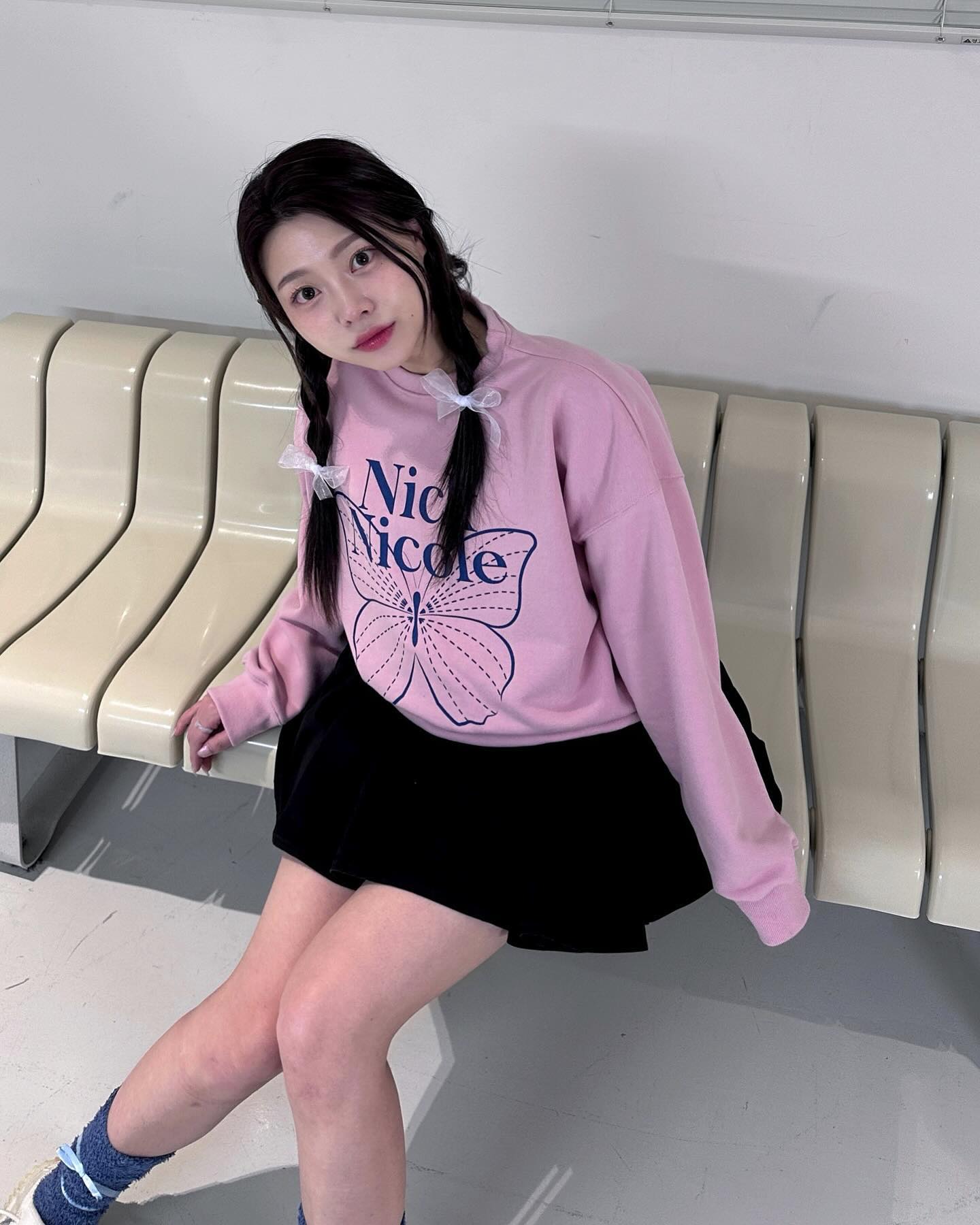#협찬 핑크나비 한마리 데려가세오-🎀

nicknicole_official 시그니처 버터플라이 컬렉션을 입어보았어요. 
맨투맨 컬러가 18가지나 있어서 취향별로 고르기 좋을것 같아요! 

• BUTTERFLY SIGNATURE SWEATSHIRT / PINK NAVY 

무신사에서 우연히 닉앤니콜 반팔 보고 유니크한 무드에 꼿혀서
긴팔티,니트, 패딩까지 평소에 자주 입고 너무 좋아하는데요.

고밀도코튼 소재로 부드럽고 착용감이 너무 좋아요 +_+ᰔ
다른제품들도 진짜 예쁘니까 다들 구경하러 가세요~!