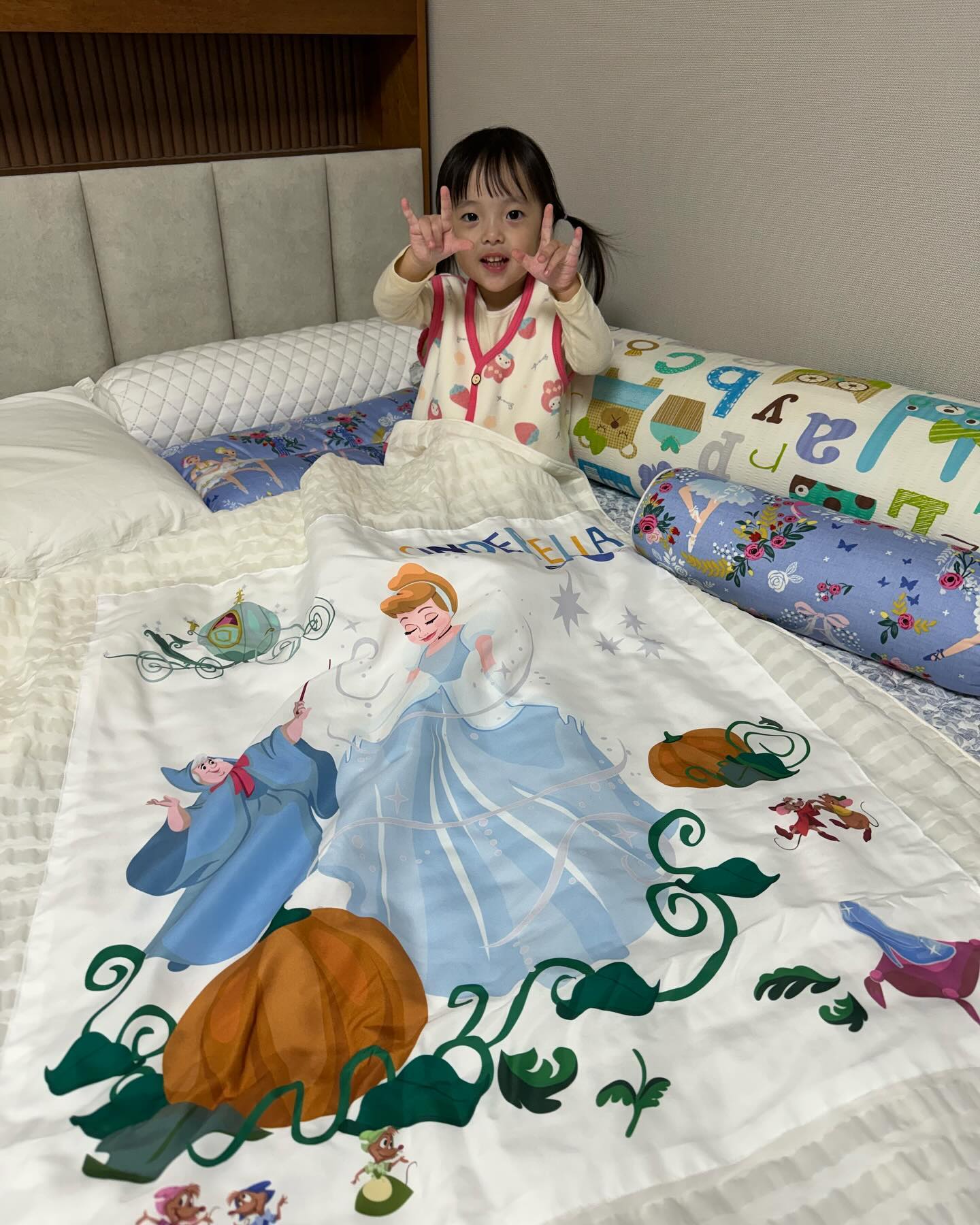 #협찬 #광고 #제품제공 #엘림코리아

저희 세아이들의 침구류
엘림코리아와 함께하고 있어요😍

📍우유빙수 모달이불
모달 100% 섬유로 차분하고 차가운 성질의 이불이에요
무게감 있지만 몸에 달라붙지 않아 착 감겨요
아이옷과 같이 기계 세탁 가능하며 빠르게 건조되요

📍토이스토리 코튼이불
부드럽고 무게감 있는 40수 트윈 순면 이불이에요
고압축된 패딩솜으로 제작되어 누빔이 없어요
디자이너들의 트랜디하고 독특한 패턴디자인

👉키즈와 싱글 사이즈로도 만날수 있어서 
유아 막둥이부터 초등학생인 큰아이들까지 사용하고 있어요

elimkorea_official 

"본내용은 엘림코리아로부터 제품을 무상제공 받아 실제 사용한 후기입니다"
#디즈니이불 #여름이불 #낮잠이불 #유아이불 #초등이불