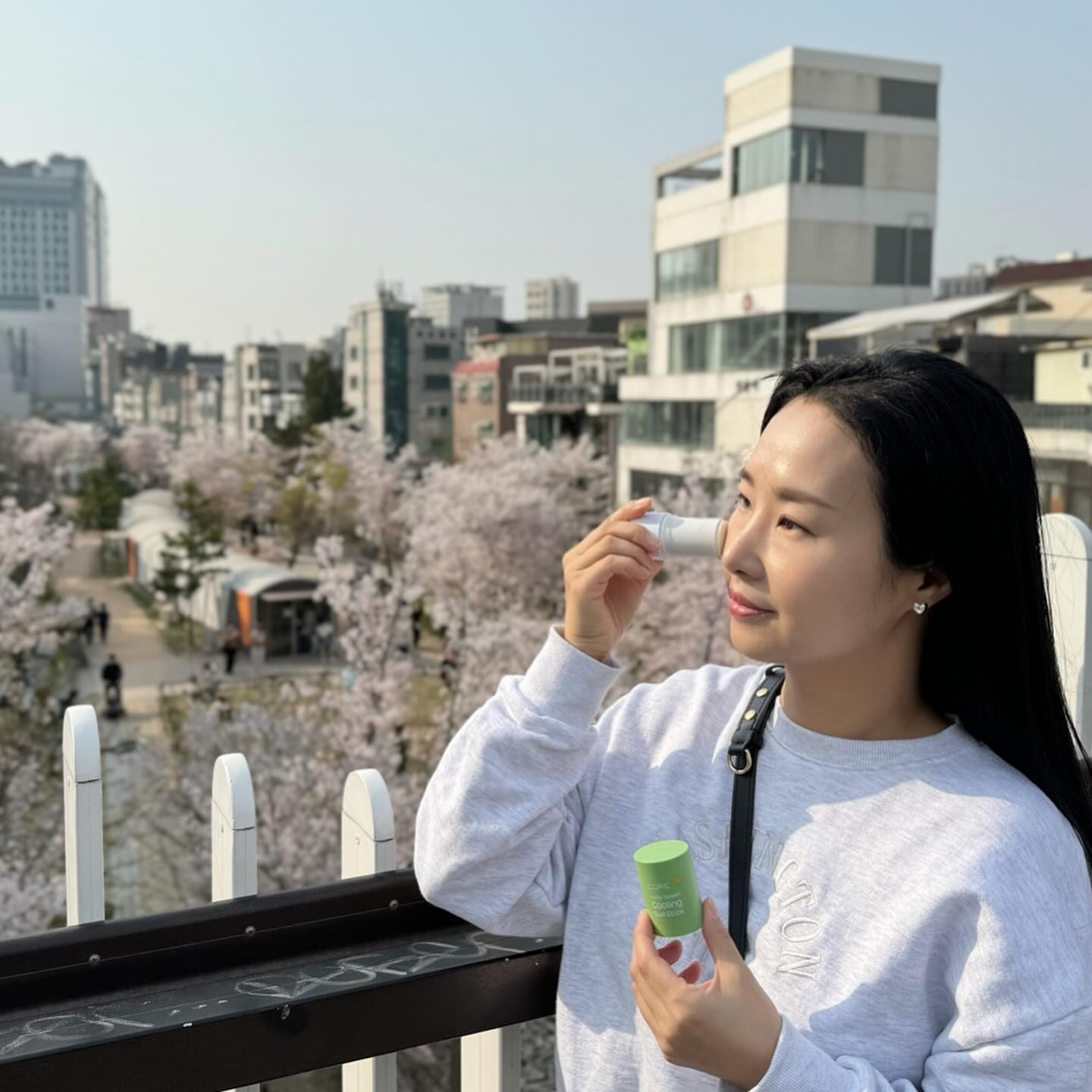 #광고
촉촉한 #선스틱 발견!! 말안하고 사용하면 수분보습 스틱 인줄 알겠더라고요 

#선케어! 필수라는 건 알지만 답답하고 바르기 귀찮았는데요 
김정문알로에 #쿨링선스틱 사용하면 세상 간편 해서 이제 선케어 부담 없더라고요 

손대지 않고 슥슥 문질러 주기만 하면 끝!
무엇보다 발림성이 대박이에요 

부드럽게 펴발라지는데 오일리하지 안고 수분감이 촉촉하게 흡수되는 타입이더라고요
제주 생알로에베라즙 42%나 함유 되어있고요 
바르는 즉시 쿨링감이 느껴져요 

#김정문알로에 가 만든 만큼 외국산이 아닌 제주도에서 직접 기른 생알로에로 만들어서 더 믿음이 가죠

그리고 백탁현상도 없어서 데일리로 딱이죠
백탁 부담스러워 하는 남성분들에게도 #선스틱추천 드리고 싶어요

SPF 50+,PA++++ 국내 최대 자외선차단지수
48시간 보습지속에 도움을 주면서 
자외선차단과 함께 보습까지 챙겨줄 수 있어요 

#썬스틱 #올리브영선스틱 #온가족선크림 #무기자차선크림
 #비건선크림 #얼굴열감내리기 #해답은김정문알로에

kjmaloe.official