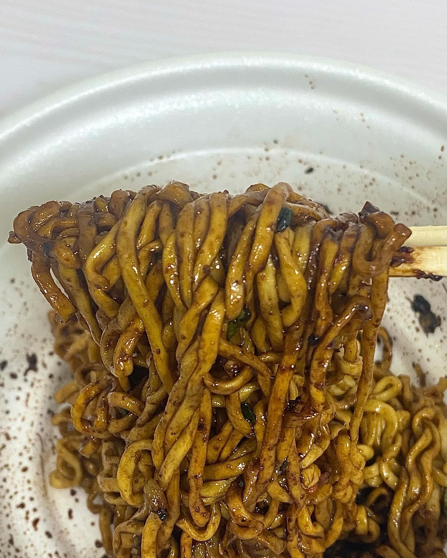 #광고 paldofood 

이번에 재출시한 팔도 짜장 왕뚜껑이에요!
진짜 오랜만에 짜장라면 먹는 것 같은데
넘 맛있게 먹었어요.

짜장라면 먹을때 국물vs노국물 ?
저는 무조건 꾸덕한 노국물입니다만 ㅎㅎ..
그래서 이번에 노국물 버전으로 조리를 해보았어요
꾸덕하고 진한 짜장 왕라면 너 맘에 들었다 😝

(짜장, 우동 왕뚜껑은 온라인에서만 구매 가능하다고 해용)

#라면 #라면추천 #라면 #짜장왕뚜껑 #우동왕뚜껑  #요리스타그램 #면스타그램 #짜장 #우동 #야식 #야식스타그램 #존맛 #먹스타 #먹팔