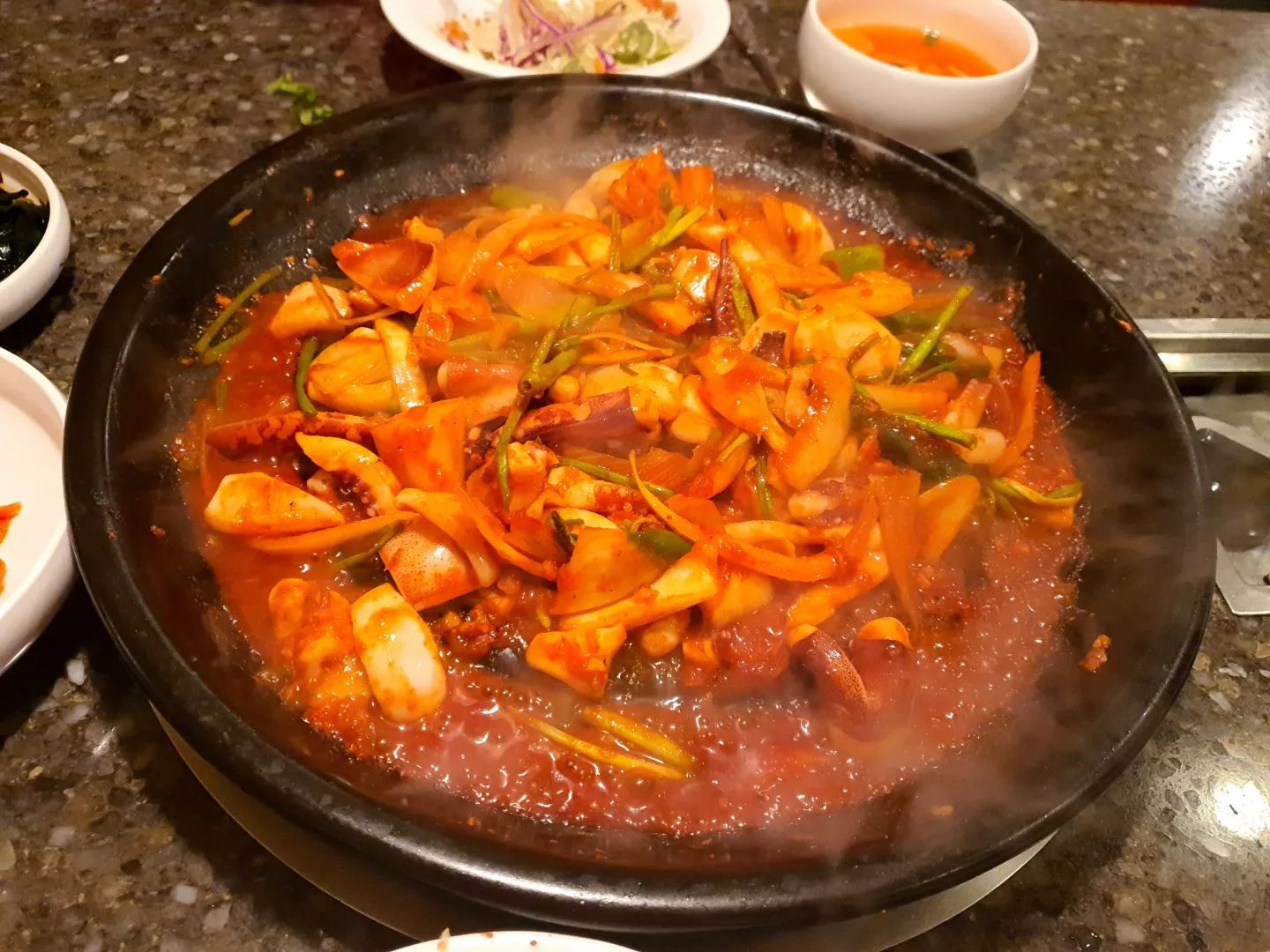 #뱃고동

매콤한게 먹고 싶다했더니 
친구가 데리고간 압구정 뱃고동~

오늘은 오징어불고기와 오징어 튀김~~ 
와~~ 오징어 진짜 부드럽고 맛있네용^^ 

오징어 튀김도 겉바속촉 

매콤한 음식이 땡길때~~ 
고기는 안땡길때 ~~
이럴때 추천해요♡ 

#뱃고동#뱃고동압구정#압구정맛집#서울맛집#오징어볶음맛집#오징어볶음#오징어불고기#오징어튀김#미식가#먹방#먹부림#내돈내산#맛스타그램#먹스타그램#먹팔환영#좋아요환영#먹스타맞팔#인친환영#인친해요#선팔맞팔#선팔하면맞팔#팔로우#맛집탐방그램#맛집투어그램