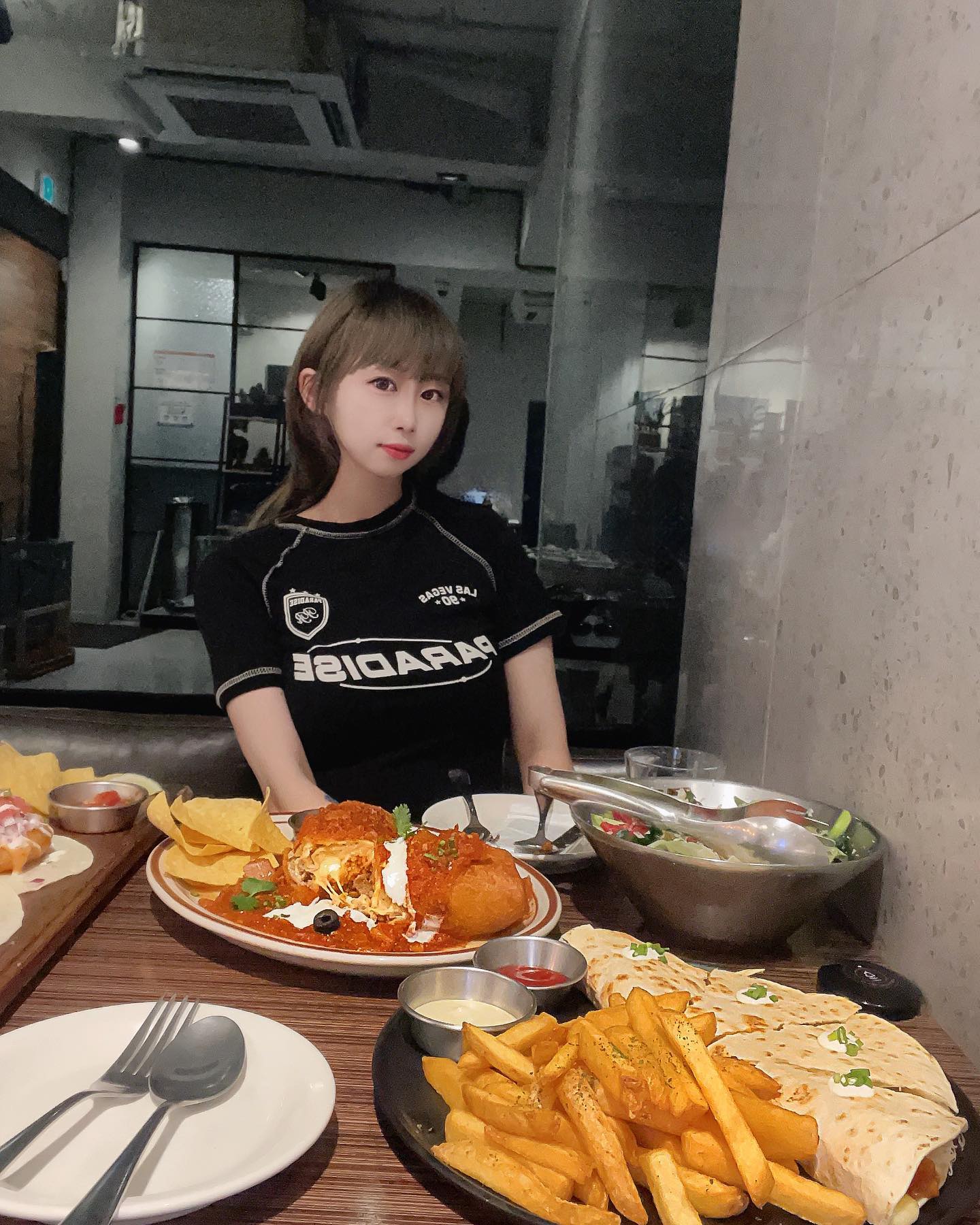 #협찬 대구 동성로에 위치한 멕시코 음식
전문점 vasco💕 타코 찐 맛집답게 
통통한 새우와 잘게 썰린 토마토가 듬뿍 들어가 상큼한 식감의 칠리 새우 타코🍤부터 부리또 안에 밥과 치즈를 넣어 튀겨 반으로 가르면 치즈가 주르륵 흐르는 포크 치미창가🌯와 토르티아에 소스, 치즈, 치킨 등 재료를 넣고 치즈가 녹을 때까지 팬에서 구운 핫 치킨 퀘사디아까지 이국적인 요리지만 어쩜 하나하나 호불호 없이 이리 맛있는지🤭

잘생긴 직원분들께서 친절함은 물론 음식 설명까지 잘 해주세요! 거기에 오픈형 주방과 깔끔한 매장까지 :)
연인끼리 데이트 장소로 많이 오기도 하고 가족끼리도 많이 방문하더라고요!

1, 2층 있지만 웨이팅까지 하며 방문하는 손님들이 많은 만큼 보장된 맛집!
색다른 음식을 먹고 싶지만 향이나 맛이 걱정이라면 주저 없이 바스코 추천드려요👍
vasco_daegu 
주소📍대구 중구 동성로4길 100 vasco
영업시간 : 12:00-21:30

#대구 #동성로맛집 #바스코 #타코 #대구맛집 #멕시칸음식 #동성로 #맛집추천그램 #먹스타 #맞스타 #맛집소개 #삼덕동맛집 #데이트코스 #동성로바스코 #대구중구맛집 #대구핫플 #food #일상소통 #맞팔댓