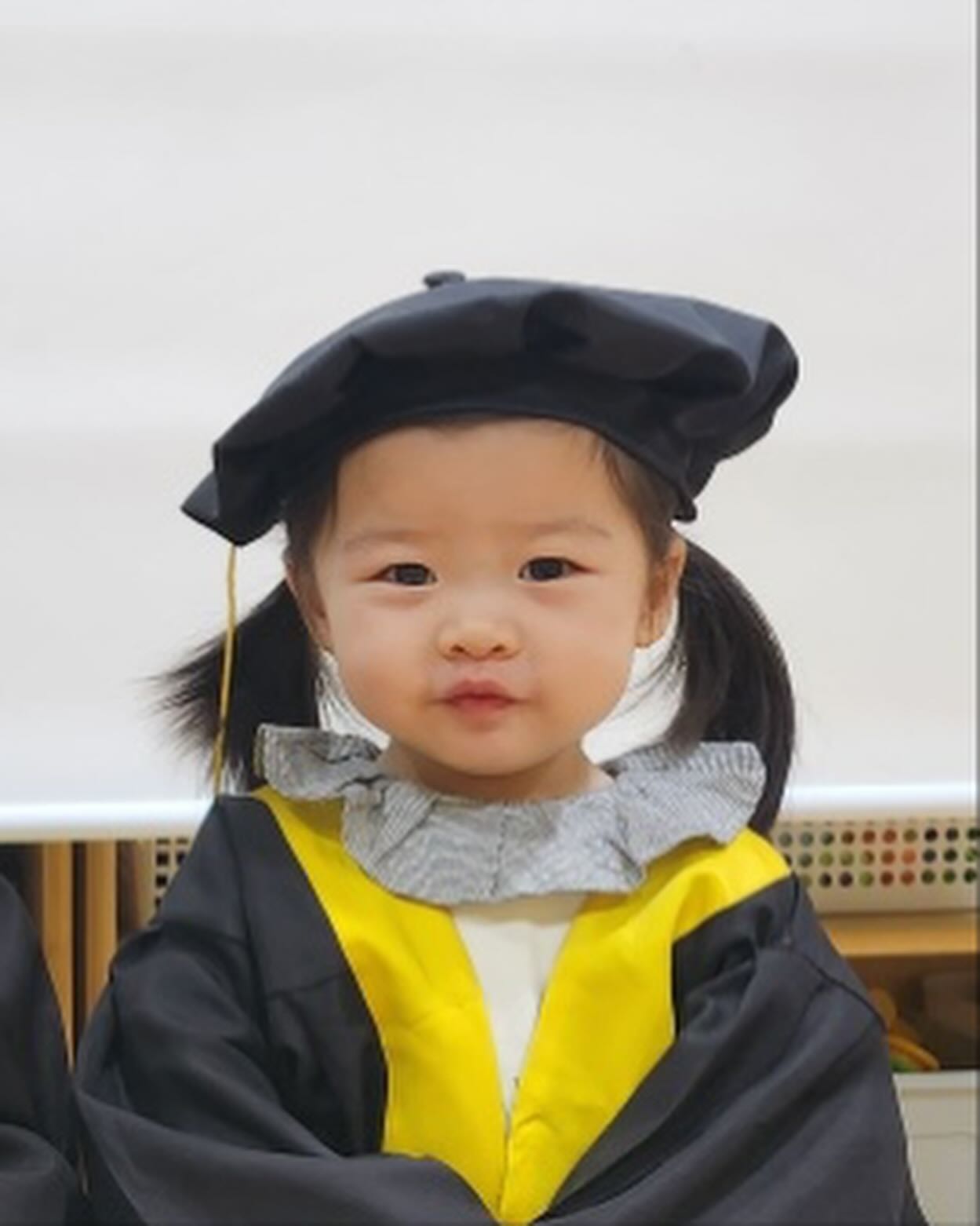 👧🏻+616 👶🏻+32 쩨리 수료식 사진 찍는 날
3월에 같이 교실에서 적응기간 보내고
쩨리만 등원할 때 미어캣 처럼 창문에 붙어서 우는지 안우는지 본게 엊그제 같은데 벌써 수료식이라니 시간이 참 빨라요
수료식 사진 찍는다고 하니 뭔가 뭉클해서 등원전에 엄마랑도 사진 한 장 찍고 등원했어요
오늘로 32일이 된 뽀는 갈수록 튼실해지고 있고요
쩨리도 하원하고 와서 저녁밥 야무지게 먹고 아빠랑 목욕하고 잠들었어요
밥먹는 거 다들 이런 식탁인거죠🤔 밥먹고 나면 바닥 닦는게 더 일인거 같아요😅
쩨리랑 아빠랑 자는데 둘이 왜이렇게 잘까요?
웃겨서 남겨봅니다😍