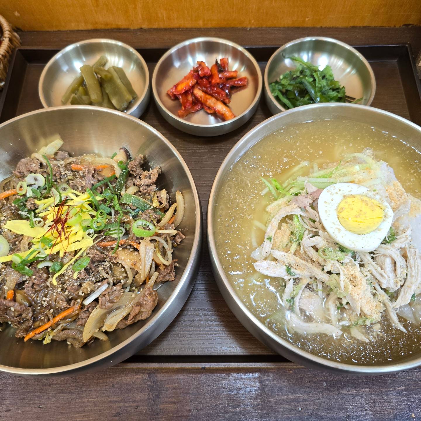 무더위엔 역시 초계국수지
시원한 살얼음 동동 새콤달콤 육수
거기에 아삭한 오이와
꾸덕하게 씹히는 닭가슴살
이거야 말로 무릉도원의 맛
불향이 솔솔 소불고기덮밥이야
말모말모 그잡채
두가지 다 맛있는 이곳 온계
이거완전 럭키비키쟈나!

#온계본점#군자국밥#군자역국밥#군자역한식#군자국수#군자역국수#군자역맛집추천#군자역덮밥#중곡동한식#중곡동맛집추천#중곡맛집#군자맛집#군자덮밥#군자역국밥맛집
#협찬
