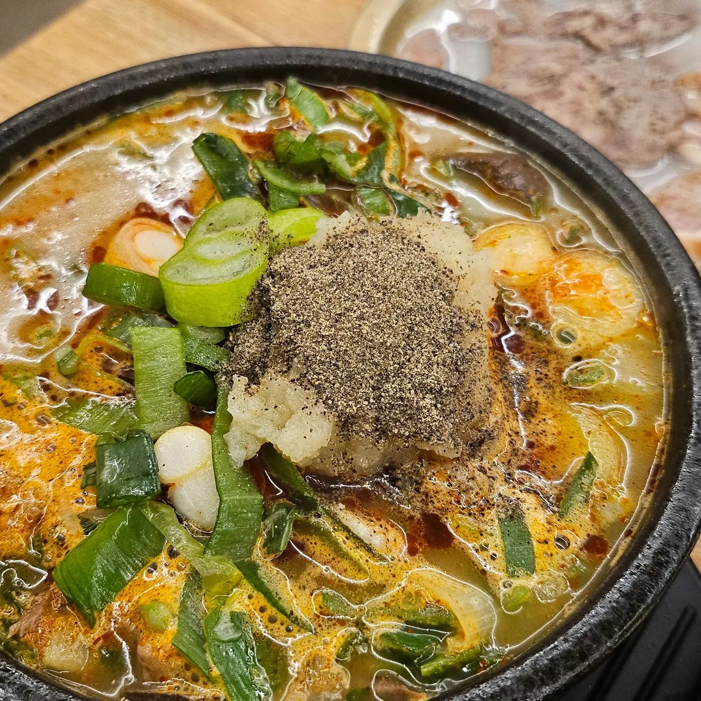 너~무 맛있어서 또 가고싶은 선지 해장국 맛집❤️
24시간이니까 주말 새벽에 달려가겠다! 그땐 소주도 반병 마셔볼테다🫶

#슈니_청량리 #청량리맛집 #선지해장국 #제주미향해장