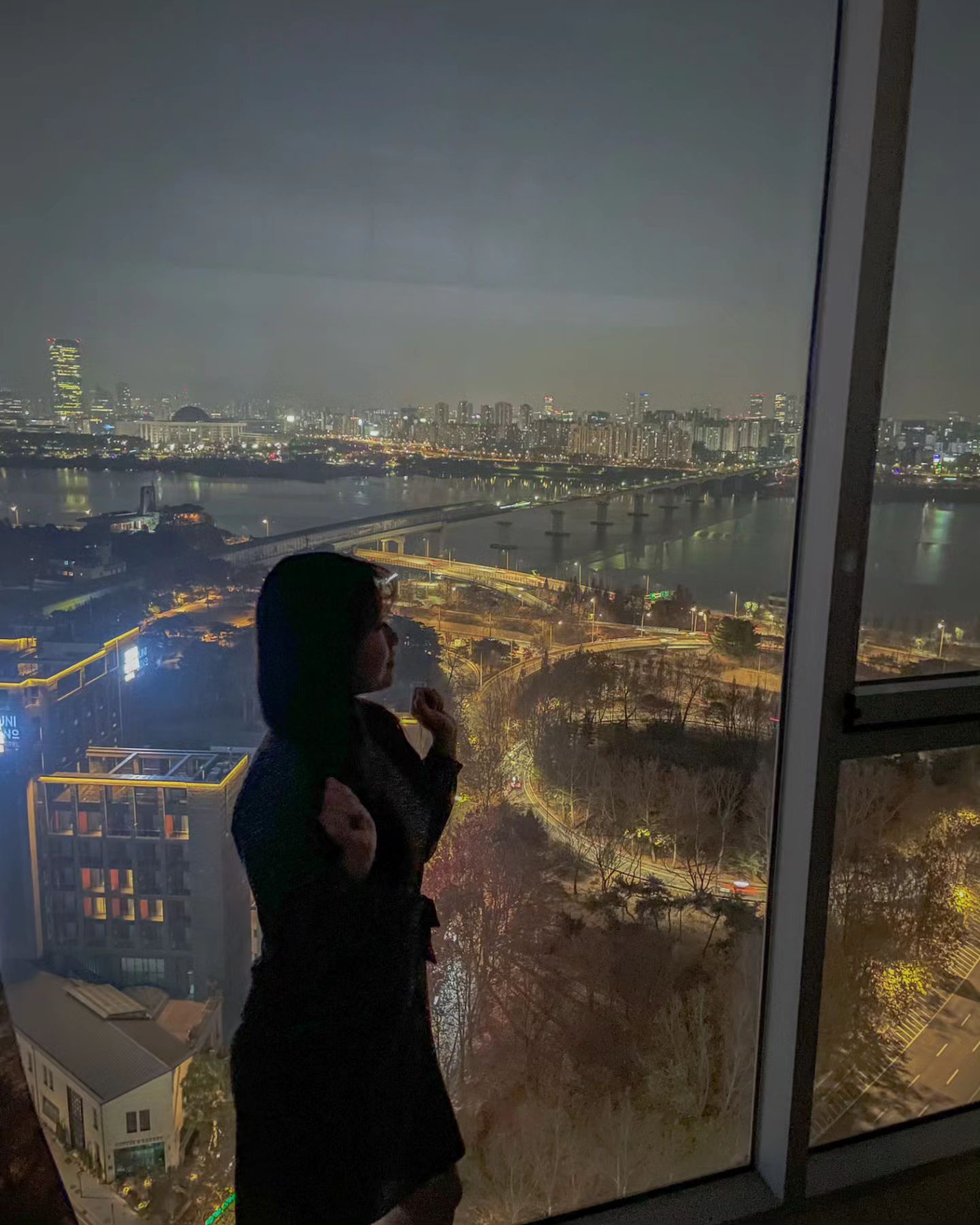 한강뷰가 한 눈에 보이는 숙소 🩷
🌈 서울 합정역 코지하우스 cozy house

밤낮으로 드넓게 펼쳐진 한강뷰를 보며
힐링하기 딱 좋은 이곳은
합정역에서 도보 5분거리에 위치한
코지하우스 입니다 :)

개인적으로 아경이 너무 이뻐서
추운 겨울에 한강에서 야경을 즐기고싶지만
바람이 차서 못갈 땐 여기로 와도 좋을 것 같아요.

복층형 구조로 침대가 있는 2층에서도
한강뷰가 보여 좋더라고요.

근처 제가 좋아하는 식당인
한강뷰 삼겹살집 '잠두봉더나인'도 있고
맛집, 카페가 다수 밀집되어있어
접근성도 좋은 숙소랍니다.

보안시스템도 철저해서 안전하고,
멋진 뷰를 보면서 식사를 즐길 수 있는 이곳,
한강뷰 숙소 찾으실 땐 코지하우스 추천해요 🥹

📍코지하우스
⏰️ 체크인 15:00 / 체크아웃 11:00
▪️치약, 칫솔, 수건, 다이슨드라이기 구비
▪️복층형 구조, 입실 최대 2인 가능
▪️조리도구 구비 (간단한 취사 가능)

링크 : airbnb.com/h/happy3

✅️ 이 글이 도움이 되셨다면, 좋아요+저장 후
enjoy_nyong 팔로우 🥰

#숙박제공