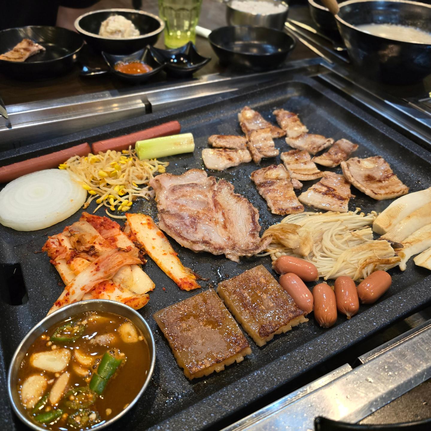 우리동네 맛집 도담돌구이
고기만 시켜도 버섯과 소시지 
오뎅탕 된장찌개 계란찜이 따라오고
짱 친절하신 사장님이 
자꾸 서비스를 주세용.

3+1이라 고기3인분 시키니 1인분공짜
공깃밥3개시키니 하나가 공짜 랍니다.

아이들놀이방이 있어서 애들데꾸오기도 좋고
우리동네 고기맛집 

#원신흥동맛집 #유성맛집 #대전도안맛집 #대전놀이방식당 #일상 #데일리 #원신흥동고깃집 #원신흥동놀이방식당 #오늘저녁 #저녁메뉴
