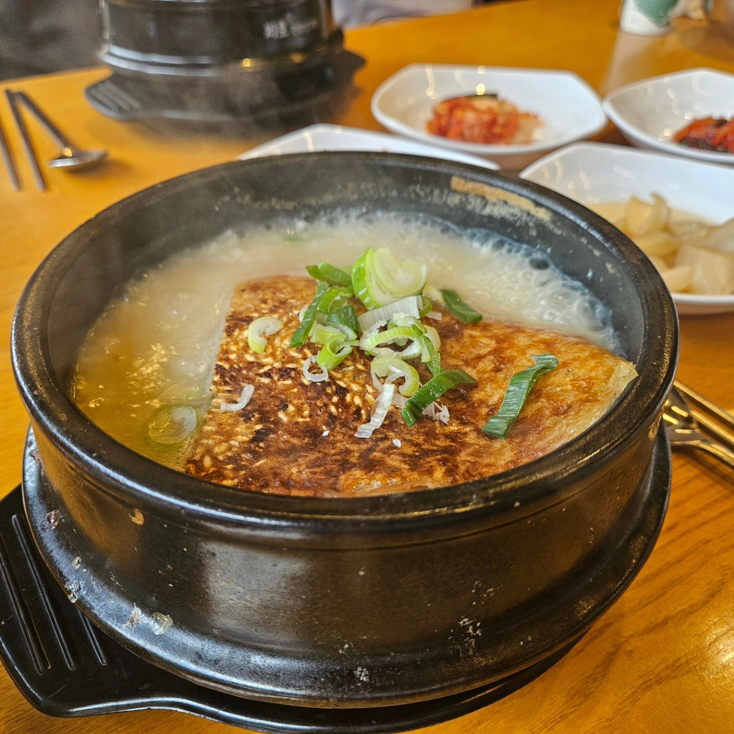 #협찬

중복에 못 먹은 삼계탕 오늘 먹고 왔어요.
부드러운 닭과 쫀득한 누룽지!
잘 먹었습니다!

#형과아우누룽지삼계탕왕갈비탕 #지족동삼계탕 #대전삼계탕