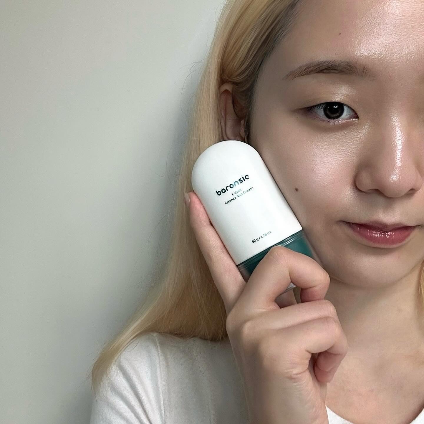 [#협찬] мew мaĸeυp

baronsie.official 
☀️바론시에 엑토인 에센스 선크림

❗️제품을 제공받았지만 솔직한 리뷰를 작성했습니다.
야외 활동이 많으신 분! 연약하거나 민감성 피부를 갖고 계신 분! 순한 저자극 자외선 차단제를 찾으시는 분! 온 가족이 사용 가능한 선크림을 찾고 계신 분! 바론시에 엑토인 에센스 선크림 사용해 보세요!!

❕안심 유기농 성분이 함유된 가볍고 산뜻한 타입의 무기 자외선 차단제.
❕독일더마테스트 엑설런트 등급 획득.
❕피부자극테스트 인체적용시험 완료.

💡바론시에 엑토인 에센스 선크림이 특별한 이유! 엑토인은 천연 스트레스 보호 분자로서 피부를 건강하게 개선하는 데 도움을 주며 민감한 피부를 건강하게 보호할 수 있다고 합니다.
💡엑토인 에센스 선크림은 알로에베라잎 추출물 + 병풀 추출물 + 유기농 라벤더꽃 추출물 + 마트리카리아꽃 추출물로 구성된 오가닉 카밍 컴플렉스 성분이 함유되어 피부에 수분을 공급해 주고 민감한 피부를 순하게 진정시켜주는 제품이에요.
💡민감 피부를 위한 논나노 파우더, 논실리콘 제형 선크림으로 모공을 막지 않으며 민감한 피부는 물론 연약한 피부를 가진 영유아도 쉽게 사용 가능합니다.

✔️자외선 차단 지수: SPF 37 PA+++ / UVA부터 UVB까지 강한 자외선을 빈틈없이 강력하게 차단.
✔️무기자차 성분: 물리적으로 자외선을 차단하는 무기 자외선 차단제 성분이 함유되어 여린 피부에도 안심하고 사용 가능.

💁‍♀️눈가를 제외한 얼굴, 목, 팔 등 자외선에 노출되는 피부에 골고루 펴 발라줍니다.
💁‍♀️효과적인 자외선 차단을 위해 최소 외출 30분 전에 발라주세요.
💁‍♀️외출 후 약 2시간 간격으로 덧발라주시면 자외선 차단에 더 효과적입니다.

‼️개인차가 존재할 수 있으므로 팔 안쪽 또는 귀 뒤쪽 소량 발라본 다음 붉어짐이나 가려움 등이 없는지 확인 후 사용하시길 권장합니다.

💭평소에 야외 활동을 자주 하고 외출을 자주 하다 보니 선크림이 필수템인데 나갈 때마다 바론시에 엑토인 에센스 선크림을 바르고 나가는 편이에요! 정말 순하고 자극도 거의 없어서 좋더라고요. 무기자차 선크림인데 백탁 현상도 따로 없고, 발림성도 부드럽고, 밀리거나 가루처럼 묻어나는 현상도 없어서 그 점이 제일 편리했던 것 같아요! 제형이 너무 무겁거나 끈적이지 않고 적당히 묽어서 펴 바르기 좋은 제형이에요. 촉촉하게 광이 돌면서 마무리되는 제품이라 야외활동할 때 바르기 딱 좋은 제품입니다~ ꙳(• ˙ ˘ ˙ •)☀︎

#협찬 #바론시에선크림 #바론시에엑토인선크림 #독일엑토인 #엑토인 #엑토인선크림 #유기농선크림 #저자극선크림 #순한선크림 #데일리선크림 #3중기능성차단제 #기능성화장품 

#엠오티디 #今日のメイク #motd #메이크업 #makeup #화장품 #화장품추천 #화장품리뷰 #화장품협찬 #리뷰 #제품리뷰 #선크림 #선크림추천#beauty #cosmetic #kbeauty #koreancosmetics