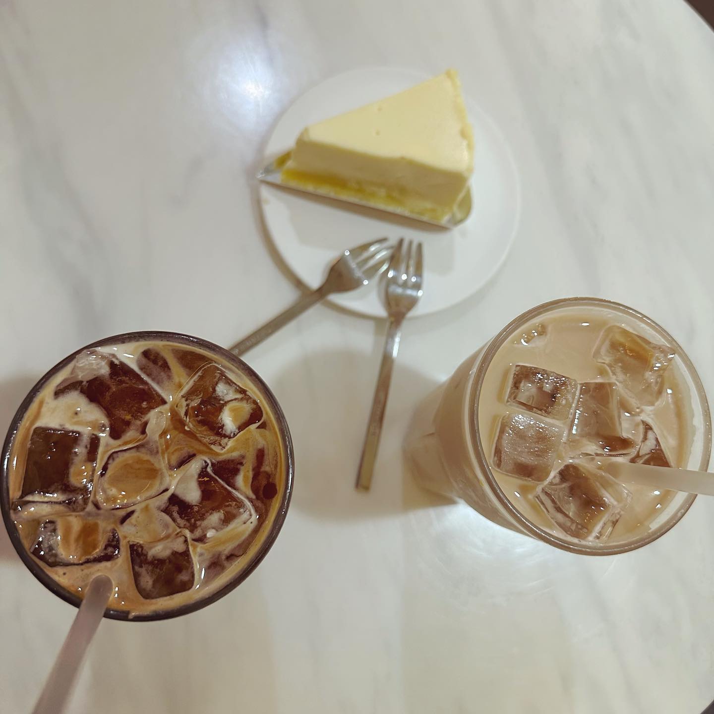.
이불빨래 기다리며 ☕️커피 타임

#여유 #고마워 #어제 #빨래기다리는중 #커피 #coffee #치즈케이크 #dessert