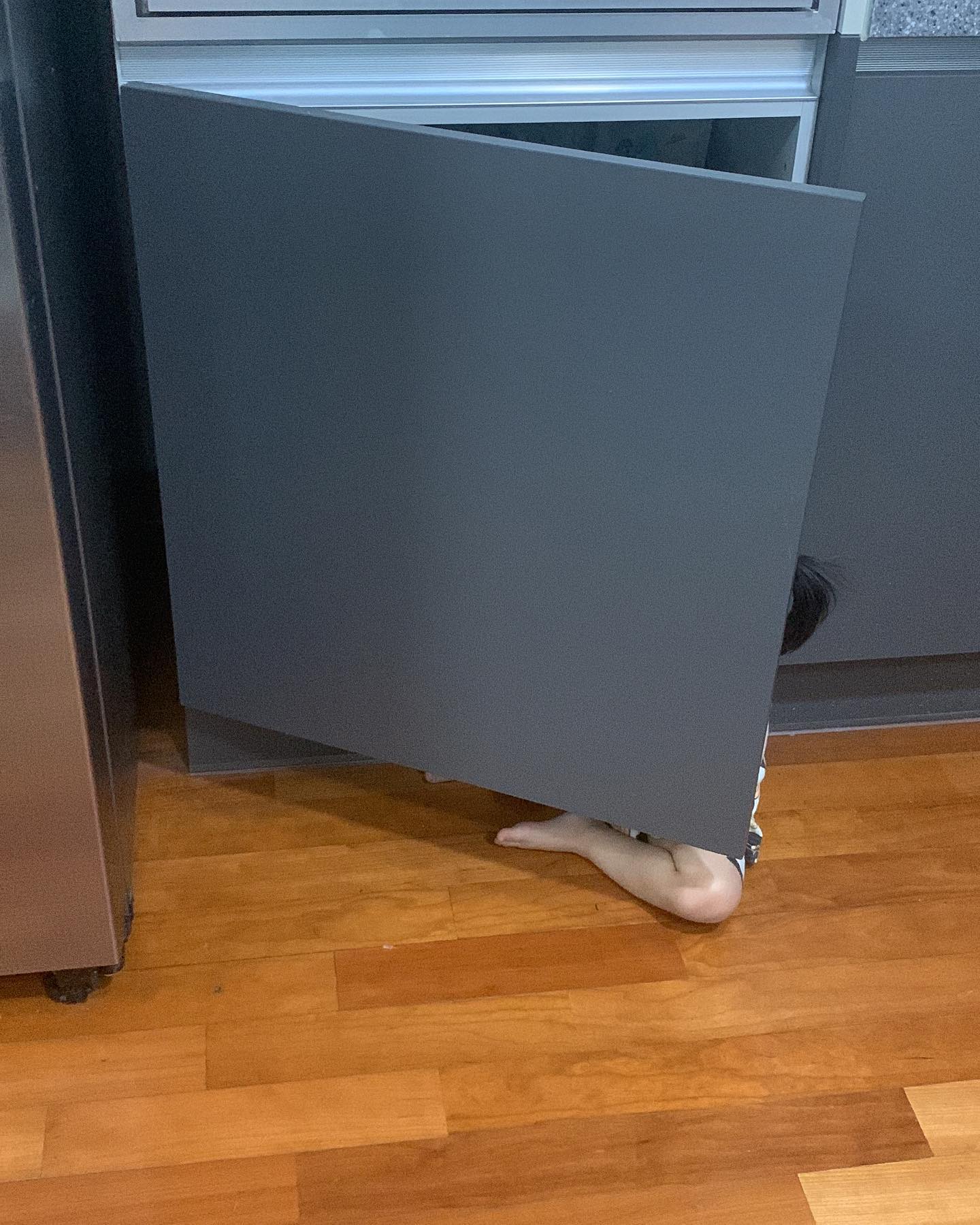 조용하면 사고치는중이지. 
아니 왜 거실에 장난감이 한가득인데 부엌에와서 이러고있니…나가놀아!!
조용하니 안보여서 찾아보니 여기 이러고있다ㅋ
#조용하면불안하다 #조용하면사고치는중 #장난감갖고놀아 #여기는내구역이다 #장꾸둘째딸 #귀엽지만환장한다