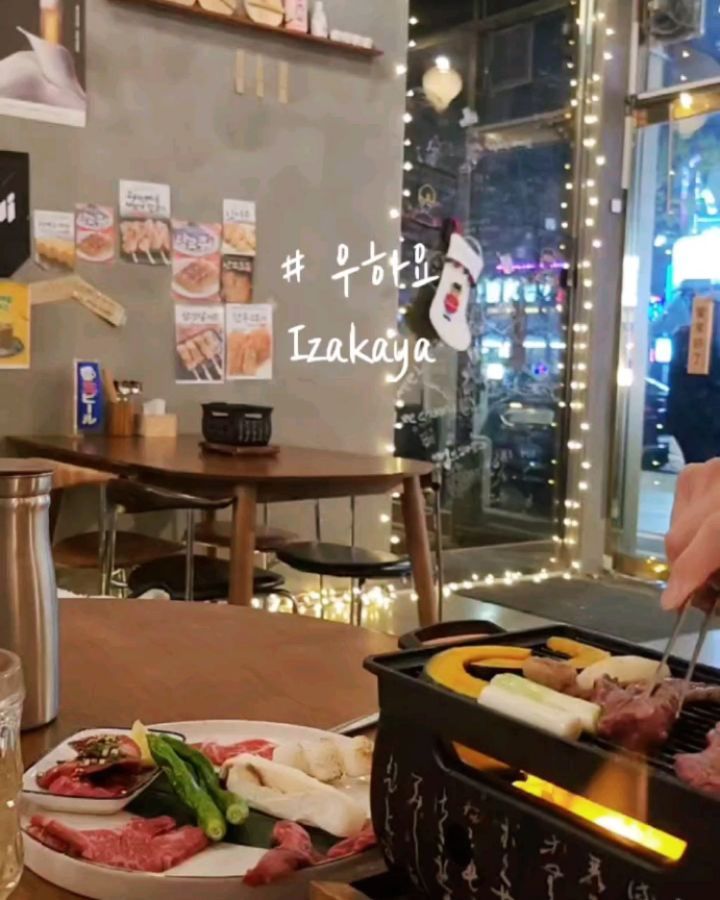 #협찬

남양에 생긴 작은 일본
감성이 가득한 이자카야 !
야끼니꾸는 물론 다양한 꼬치들 까지 즐기고 맛볼 수 있는 남양 맛집 !!
자리에 앉으면 바로 식전주도 서비스로 주셔요 🖤

야끼니꾸를 먹을때 미니화로에 구워지는 감성도 너무 가득하고 플레이팅은 저절로 카메라를 들게 하는 너무 예쁘고 아기자기한 이자카야에요
데이트하기에도 딱!  분위기도 너무 좋은곳 !
사장님도 너무 친절하시니 꼭꼭 방문해 보세요!

🫧 우하요
🏷 경기 화성시 남양읍 역골로 20 103호
🏷 매일 18:00- 01:00

#우하요 #화성남양읍맛집 #남양맛집 #남양술집 #화성시청술집 #화성시청맛집 #화성시청이자카야 #남양이자카야 #이자카야 #술집 #선술집