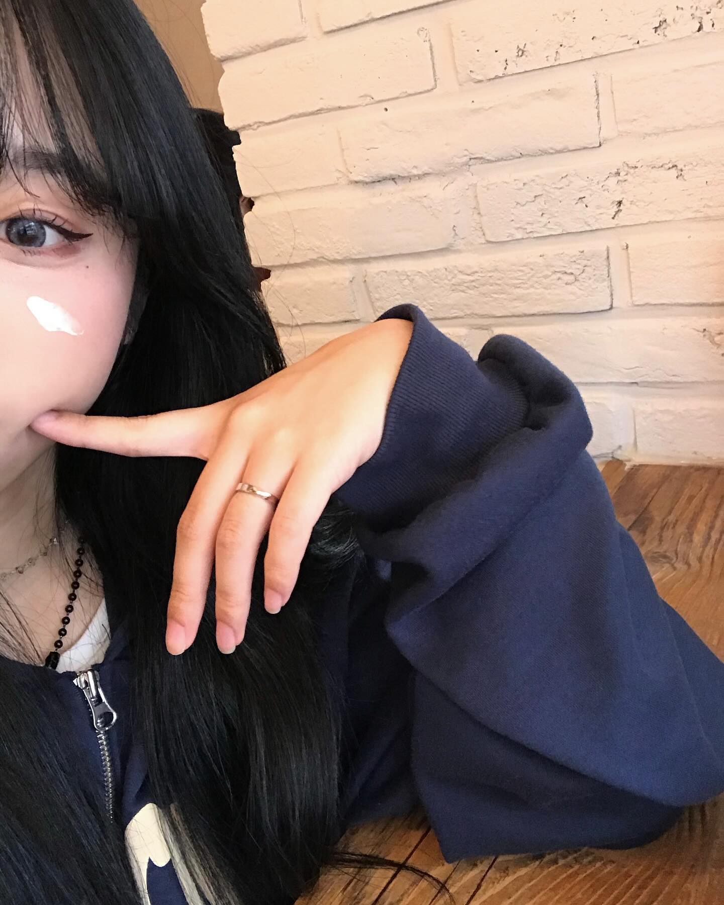 #제품제공 #클레어스 #올데이에어리선스크린 

• 원래 선크림 바르고 화장하면 피부 화장이 다 밀려서 잘 안 썼는데 이 제품 썼을 땐 밀림 현상 하나도 없었어요
• 백탁 없는 유기자차 선크림에 수분 베이스 제형이라 끈적임 없이 편하게 쓸 수 있어요
• 6개의 인체 적용 실험이 완료된 제품이라 안심하고 쓸 수 있어서 더 좋았어요
• 가법게 올릴 수 있는 타입인데 강력한 자외선도 차단 시켜버려서 데일리 선크림으로 강츄 ㅎㅎ

#선크림 #선크림추천 #올리브영추천템 #klairs #올리브영선크림 #썬크림