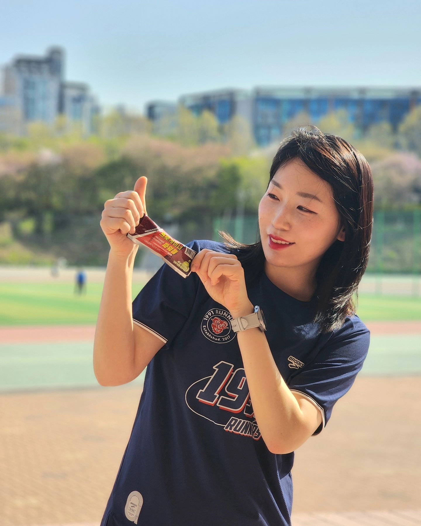 #협찬

마라톤을 여러차례 응원하면서 느낀건
에너지젤도 좋은거로 잘 챙겨먹어야 한다는것,,!
선수와 운동매니아들을 위한 스포츠푸드인
요 프로게이너 사과맛 먹어봤는데

딱 장거리 러닝 전 후 신속하게 에너지 공급해줘서 
근회복 컨디션 회복에 젤 만족스러웠다 ! 
요번 서하마....이거 먹구 힘내보는걸루

#파워젤 #에너지젤 #라이딩파워젤 #스포츠파워젤 #마라톤파워젤 #자전거에너지젤 #라이딩에너지젤 #에너지젤추천 #파워젤추천 #자전거파워젤 #프로게이너