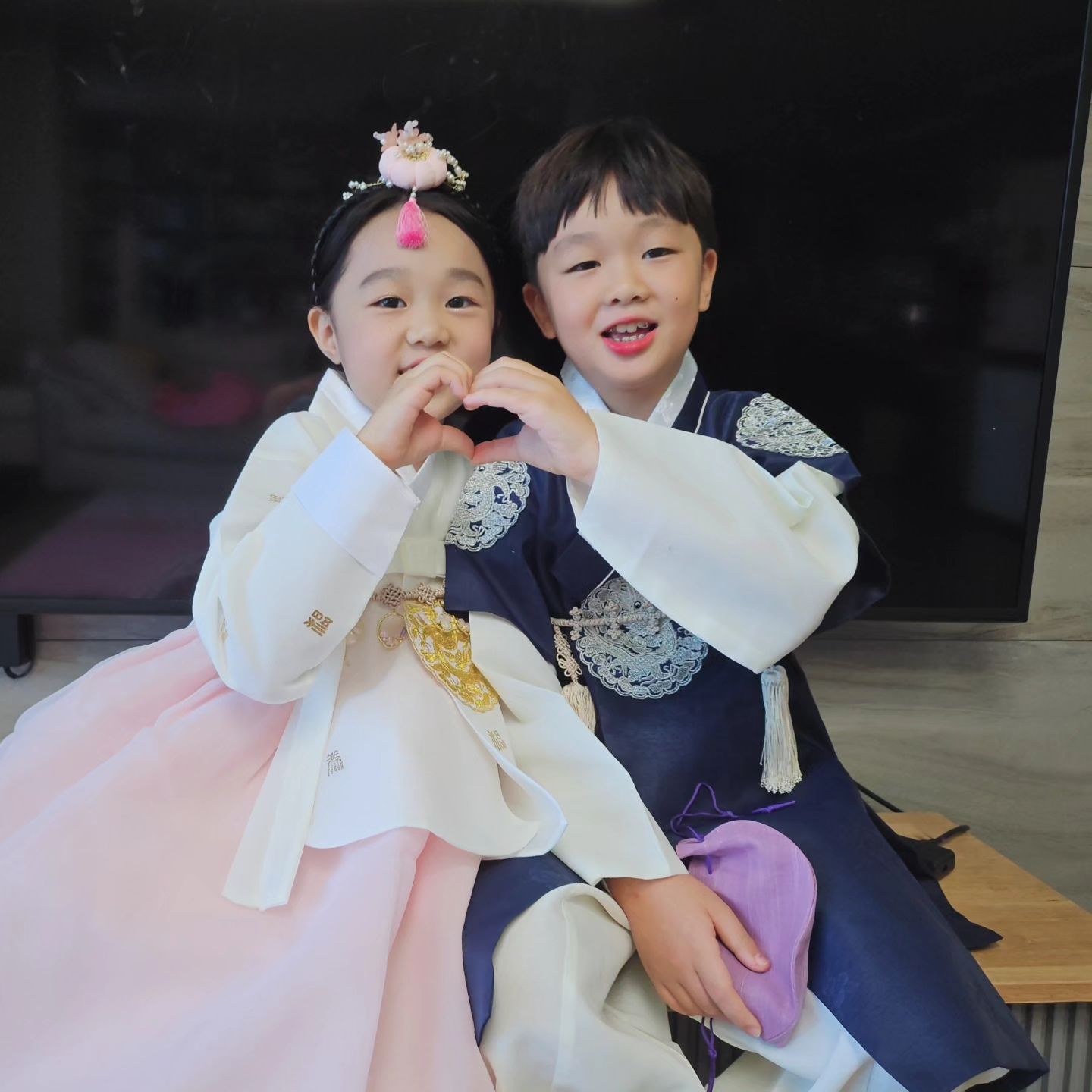 .
넘 이뻐♡♡♡♡♡
우리 시허니도 얌전할땐 잘 생겨보이는데ㅋㅋㅋ
그래도 엄마는 언제나 너의 괴짜행동을 응원해~
누가뭐라든 너만의 색깔로 살으렴~~~
.
.
.
.
.
.
.
.
.
.
#해피추석 #내눈엔 #추석화보
#우리시허니 #훌륭한사람될거야 #믿어의심치않는다