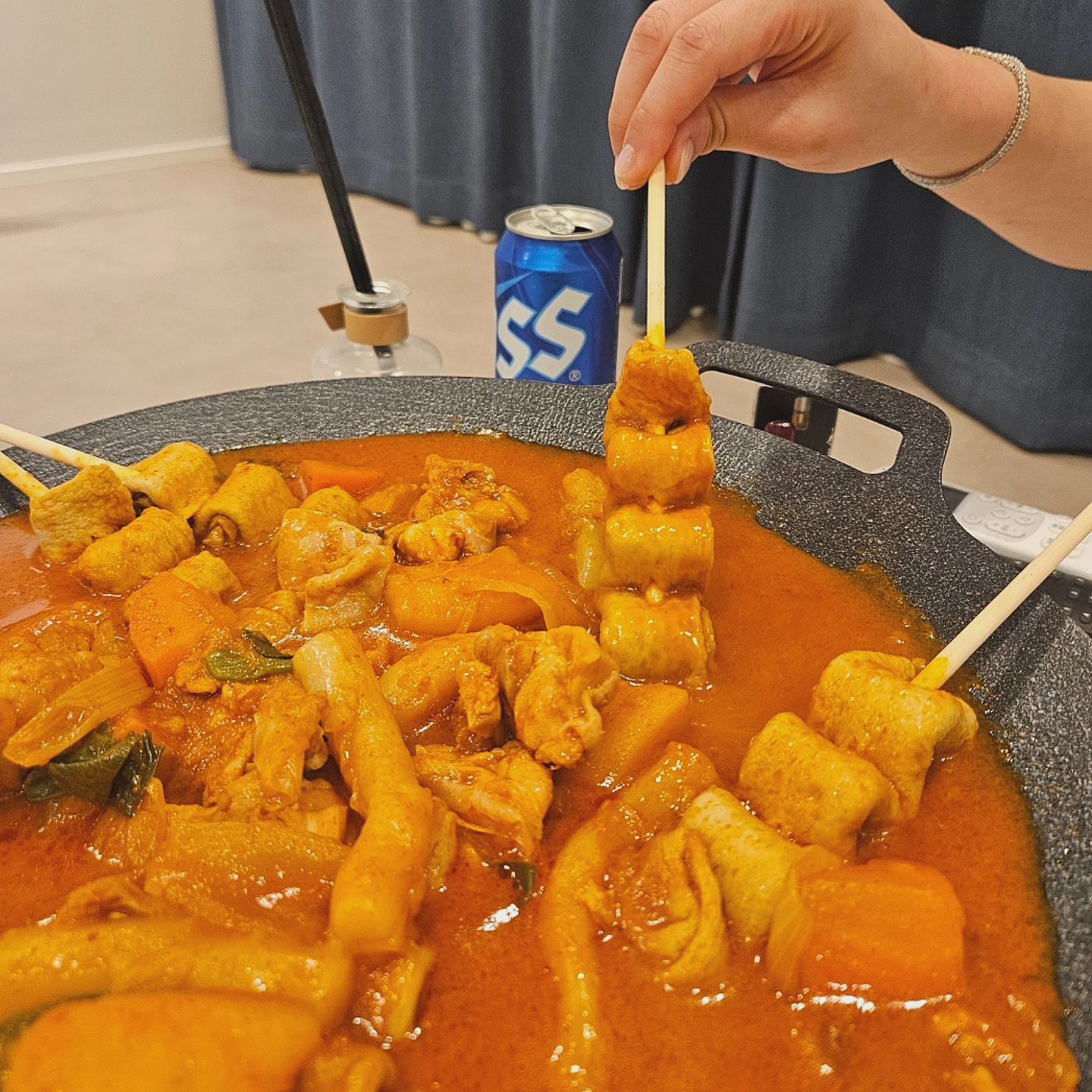 오랜만에 사람 간식 오뎅도리탕 미쳥서용..🍢

스토리에 올렸는디 디엠 문의 주시는 우리 견주님들ㅋㅋㅋ
애들 간식에도 진심이시고 본인 간식에도 진심이시죠 

지금 날씨에 개육아 마치고 먹기 딱 좋아요

저녁 밥에도 안주에도 😋

공구일정 잡아 놨어요 알림 꾹 눌러주세요 🩷