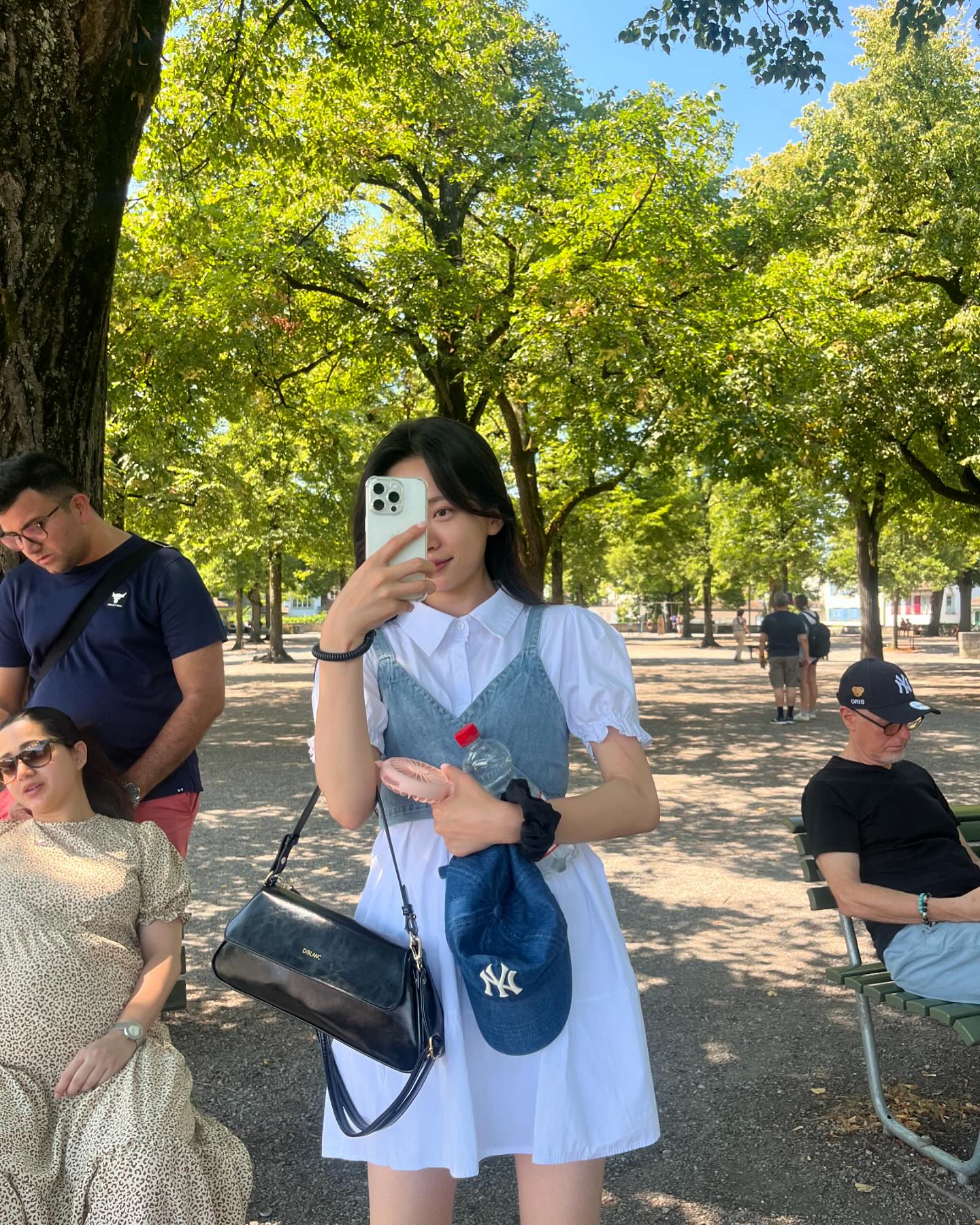 내 계획 없던 매일매일 중에 가장 버라이어티했던 하루 ㅋㅋㅋㅋㅋ
호기롭게 “난 패스 없으니까 이 시간에 기차 타야지!”하고 
동행인들 다 버리고 혼자 나서서 “꺅 여유롭게 시작! 완전 딱딱 맞는 타이밍 럭키비키쟈나~~”하고 시작했다가 “혹시 이 기차 어디서 타요?? 1분 남았는데 혹시 제 눈에 보이는 저 기차가 그 기차..일.. 뛰엇!!!!” 안경까지 꺼내서 검색까지 해주시며 안내하느라 2분을 소요하신 그 흰머리 중년 남성분이 외쳐주신 한마디 “Blesssssss youuuuuuuu!!!!” 헉헉ㅎㄱ헉 ”ㄸ..때ㅐㅐㅇㅇ큐ㅜㅜㅜㅜㅜㅜㅜ!!!!“ 응 놓쳤쥬~?~? 꺄르르륵>_<
근데 날씨요정 화려하게 했고 덕분에 럭키비키한 하루 보냈던 현지의 취리히 여행기는 이어집니다.. 커밍수운…💛