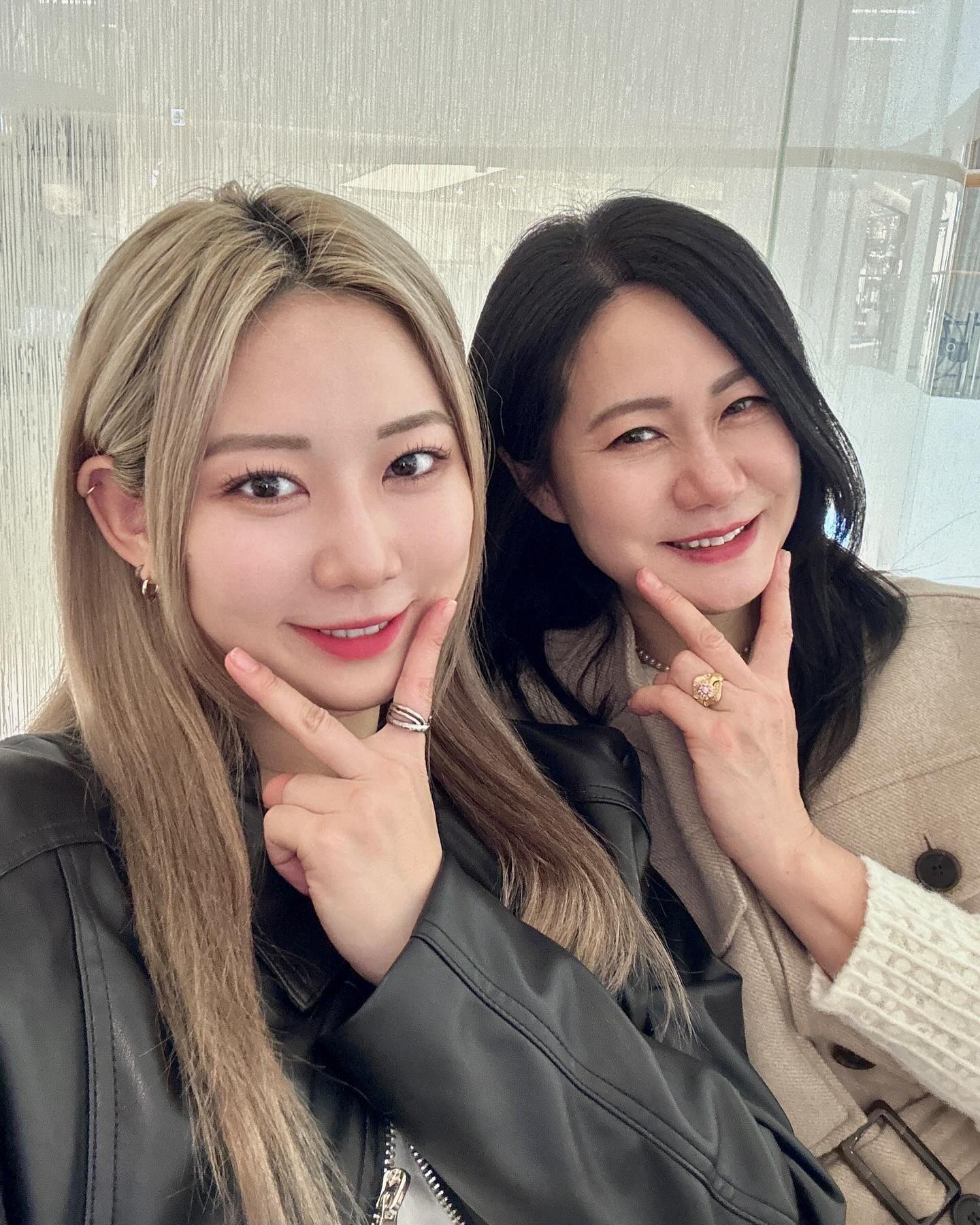 사랑스런 자매? 모녀샷🙈🙈
마냥 의지하던 엄마가,, 이젠 가장 좋은 친구가 되버린🤍
몸도 마음도 아프지 않고 건강하셨음 좋겠다..!
그럼 내가 잘...하자^^ㅎㅎㅎ
.
.
.
#예쁜 #엄마 #컬렉션