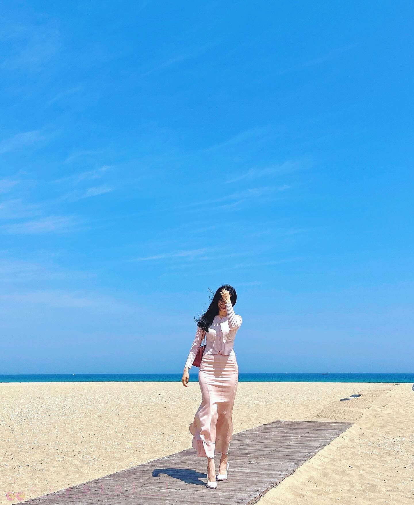 🍒 하나 더 있지이 핑크💓

겨울바다의 묘미를 제대로 느낄 수 있는
이 곳은 #동해시여행 #망상해수욕장 🐳❄️

드넓은 백사장이 펼쳐서
서해, 남해바다와는 또 다른 뷰를 선사하는 곳이에요☺️

🚅 KTX 청량리 출발 - 묵호역 정차 ( 약 2시간 10분 소요 )

망상해수욕장 내에서 가실만한 곳도
함께 추천드릴게요 🧚🏻‍♀️

✨ 2-4 : 피아노레스토랑
오션뷰 이탈리안 레스토랑, 화덕에 구워낸 피자가 유명하고
돈까스 오리엔탈볶음밥 파스타 등등 다 맛있어오🤤
눈이 오는 겨울엔 소복히 눈이 쌓인 백사장을 바라보며
눈부신(?) 낭만의 식사를 즐길 수 있다는 점!
디저트 커피, 티, 아이스크림까지 제공된다구용🍧

✨5-6 : 카페 클램 cafe_clam 
#베이커리카페 #오션뷰카페  매일 구워내는
맛있는 빵에 2층과 루프탑에서 바라보는 망상해수욕장!
규모도 꽤나 크고 거울샷을 찍으면 바다가 함께 쨘📸
가족여행 시 추천드리는 카페입니다아 🥳

✨8 : 지구인커피 giguin_coffee 
시그니처 지구인커피는 달콤한 흑임자 크림과
쌉싸름한 에스프레소가 어우러져 최고에오☺️💕
카페의 창가자리에서 오션뷰를 즐기는것도 좋지만
테이크아웃으로 해변가를 거닐며 마시는 것도 추천!
매일 구워내는 유기농 사워도우도 즐겨줘잉🙈

✨ 정동진 / 강릉 / 삼척
1시간 이내 이동이 가능하니 여행코스에 참고하세요

#강원도여행코스 #강릉여행지 #삼척여행 #겨울바다 #동해가볼만한곳 #여행인플루언서 #koreatravel #oceanphotography