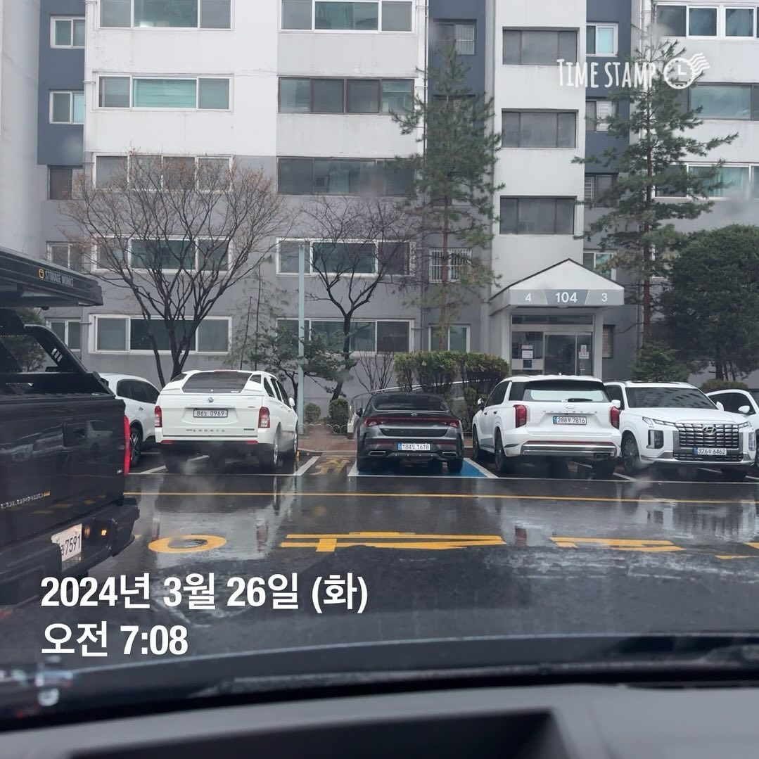 #굿모닝 

딴생각하느라 집에 다와서 찰칵
오늘도 수영은 완료 ㅎㅎ

매번 하면서 느끼는건 저질체력이라고
자문자답 하지만 결국 변하는건 없이 
매번 반복되는 수영시간이다 ㅎㅎ

비오는 화요일
오늘도 화이팅!

#새벽운동 #새벽수영 #모닝수영 
#수영스타그램 #운동스타그램💪 
#수영하는아저씨 #운동하는아저씨