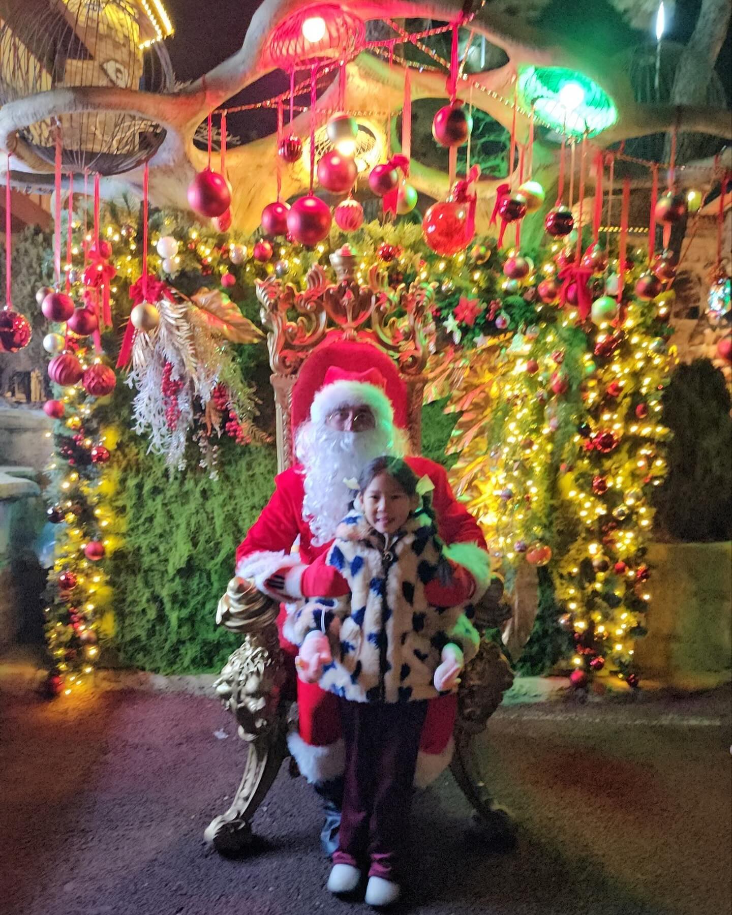 🎄
happy holidays!
산타 할아버지한테 선물 안 받아도 용돈으로
사고 싶은 거 사러 가면 되고 택배기사님한테
배송받으면 된다는 ... 말을 듣고 충격받아서
3주 전부터... 요즘 쿠X 찾는 아이들답게
요즘 사람 그녀를 위해... 크리스마스 산타 대작전
개시😎 (아무도 모르게 엄마 혼자 준비 완료 후)
뛰는 박이삐 위에 나는 이 엄마✌🏼옆에 손발 척척
박스방👍🏼 그걸 꿰뚫어 보는 이 여사🫶🏻ㅋㅋㅋ
진짜 고생해따 🫣 이젤 수고 많았다 #셀프토닥
이, 박 님들께 잔소리 들으며 추위에 떨며 눈치게임하며
화장실도 부족하고 먹거리도 없었지만😹
타이밍 좋게 똭 나타나신 산타님이 다~~~한!
산타가 있는 루덴시아 입성 잘했다 증말로👏🏻👏🏻👏🏻
.
.
.
#20231224_25
#ludensia🕍
#동심절대지켜🎅🏻🎁❤️
#루덴시아산타님진짜감사합니다🙇🏻‍♀️
#동심돌리기
#성공적
#엄빠뿌듯
#동갑내기부부
#눈빛만봐도
#알수있는사람
#애증의루덴시아