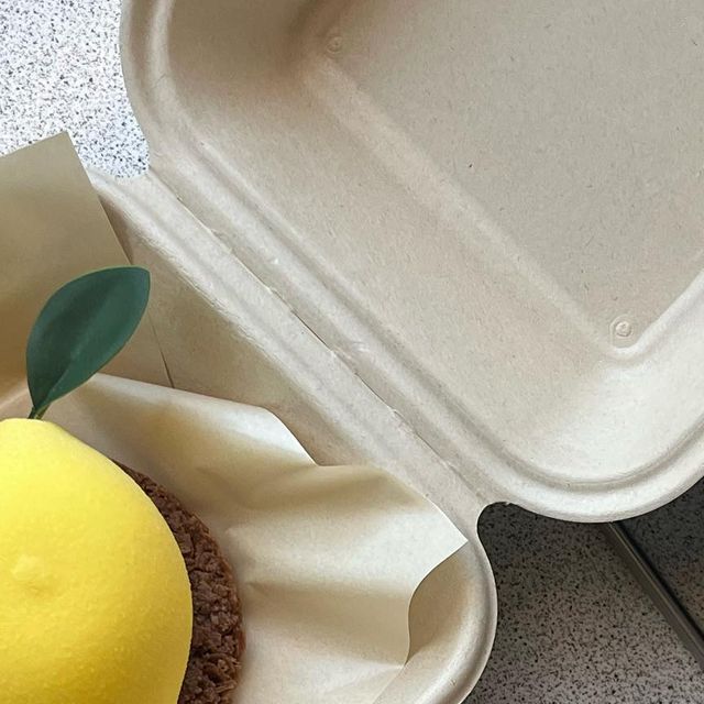  지니 on Instagram: "비주얼도 맛도 둘 다 최고인 곳 🥰

#전주 #321베렌도 

최근 먹어본 디저트들 중에 가장 맛있게 먹은 카페,,
레몬타르트 안에 있는 상큼한 레몬잼과 요거트크림의 조화가 너무너무너무 맛있다 🤤🤤
같이 먹은 딸기타르트도 내가 먹어본 딸기 타르트 중에 젤 체고,, 
전주 놀러간 김에 들른 카페였는데 너무 맛있어서 이틀 내내 갔다온 곳 ..!!!!🥺
이걸 먹으러 전주를 또 가고 싶을 정도!_!
레몬타르트랑 딸기타르트 둘다 넘 강츄.. 전주 가면 꼭 먹기…
서울에도 카페 차려주세요 사장님 ,, 🥹🩷🥹

☕️

•딸기파이 8500
•레모니 8500
•아메리카노 4000"