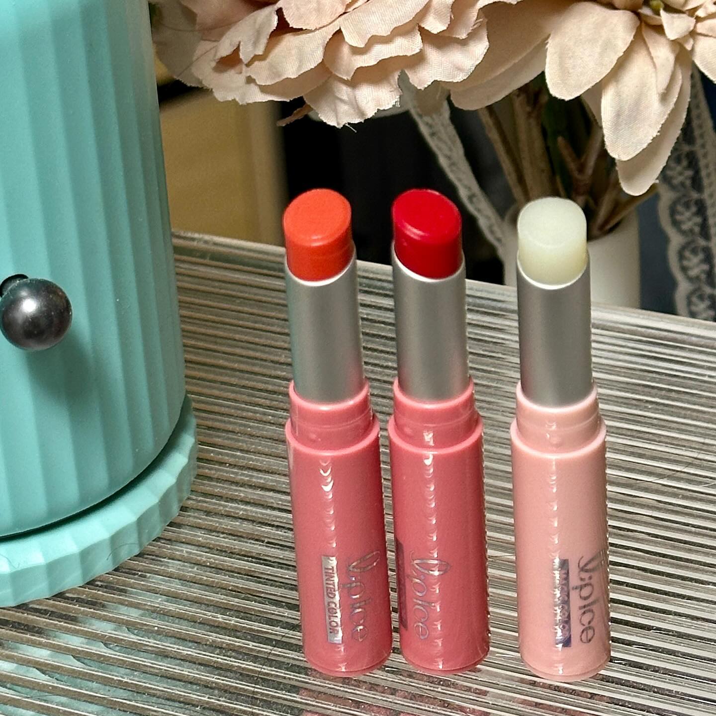 #협찬 #멘소래담 

130년 긴 역사를 가진 
제약회사에서 제작한 립밤💋

끈적임 없이 촉촉하고 맑게 물드는 
수채화발색 🌸
슬림한 사선형 스틱으로 편리하게 
건조한 가을, 겨울에 뛰어난 보습감으로
촉촉한 립케어 가능 💧
자연스러운 컬러감 🌈

레드 🌹 피부톤과 상관없이 자연스러운 장미빛 컬러 
스칼렛 🌷웜톤에게 추천하는 청초한 
스트로베리 🍓쿨톤에게 추천하는 
투명부터 쿨핑크까지 연출 

색상이 자연스럽고 부담스럽지 않아 
휘뚜루마뚜루 바르기 좋아요 🍊

#멘소래담립밤 #멘소래담립아이스 #컬러립밤 #틴티드립밤 #립밤추천 #틴트립밤 #틴트밤 #립틴트밤 #컬러립밤추천 #발색립밤 #립밤틴트 #혈색립밤 #색있는립밤 #립케어 #컬러밤 #립추천 #올리브영컬러립밤 #올리브영립밤추천 #올리브영립