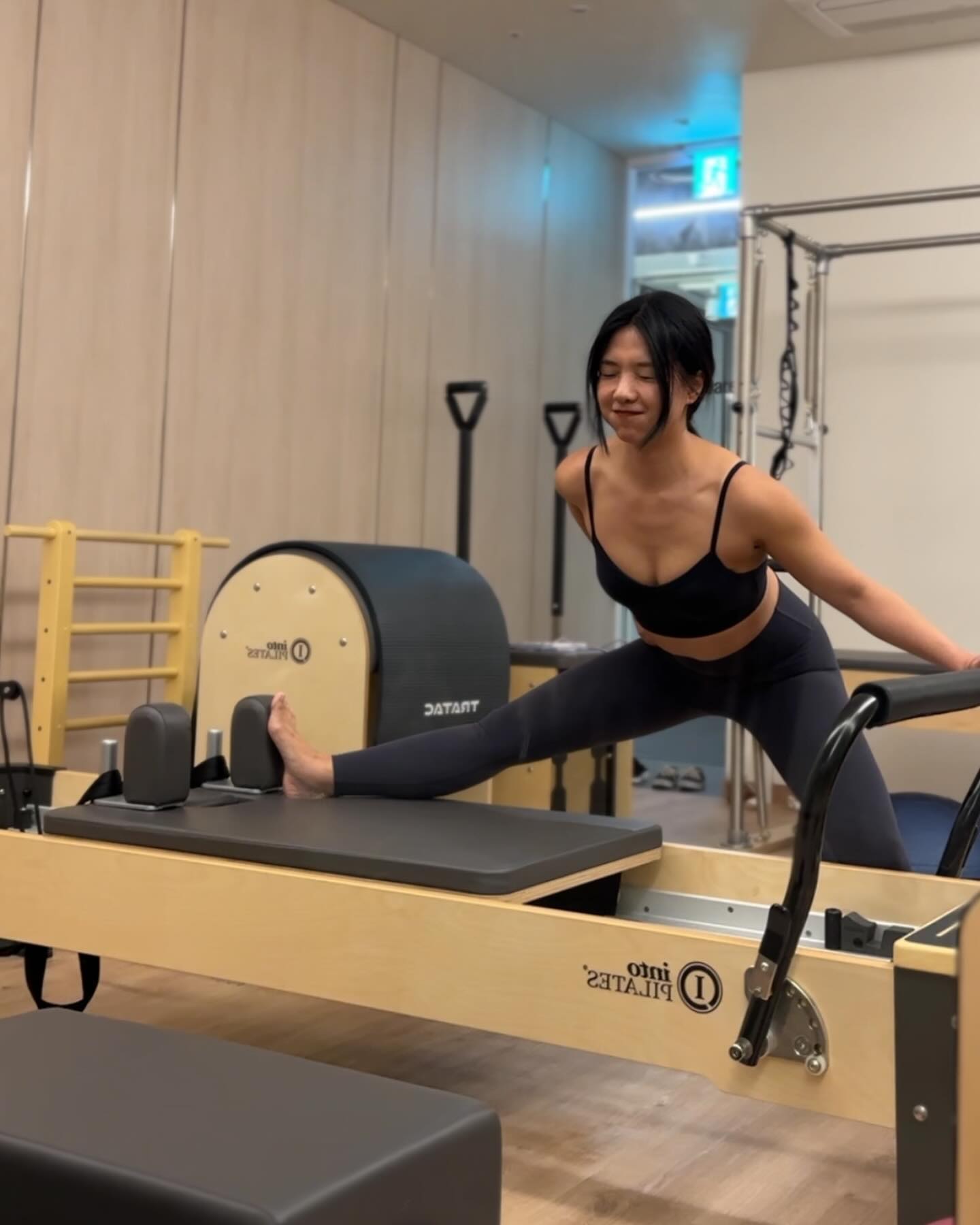#협찬 필라테스 안힘들다고 한 사람 누구야? (나
이제껏 했던 그룹 필라테스는 정말 아무것도 아니었다..
일대일 수업 듣고 겨드랑이 가랭이 땀터지고 난리가 났지뭐에요..?

5장 부터는 수업 영상도 있어요😇 오만상 민경이… 털썩
어제 홍대 헬스보이짐&필라걸에 가서 이은규 선생님께 필라테스 일대일 수업을 듣고 왔는데요 글쎄 지금 코어랑 뭐 내전근 힙 어깨 온몸에 ㅋㅋㅋㅋㅋ 근육통 왜있어요..? 필라테스 하고 근육통 처음이라 굉장히 낯선 부분..? 

제대로 배우면 바디라인이 진짜 예뻐지겠다 생각이 들었는데, 정말 너무너무 힘들기도 힘들었어요 ㅋㅋㅋㅋㅋ 사진이며 영상마다 찐으로 힘들어하는 내 표정 보이냐구ㅠ 필라테스 운동 안된다고 했던 나 자신 무릎 꿇겠습니다.

필라테스랑 헬스장이 같이 있어서 마치고 유산소도 살짝 탔는데, 헬스장도 굉장히 넓은데다가! 샤워실에 샴푸, 바디워시도 있어서 가볍게 다닐 수 있을 것 같아서 좋았습니다! 

다음엔 헬스하러 또 가야겠어용 헤헤 함께 가실분‼️💪🏽
화요일 오늘 하루도 고생 많으셨어요♥️

📍서울 마포구 양화로 176 (동교동, 동교동 스타피카소) 지하1층

#홍대헬스장 #홍대필라테스 #서교동헬스장 #홍대PT #헬스PT가격 #헬스보이짐 #헬스보이짐필라걸홍대점