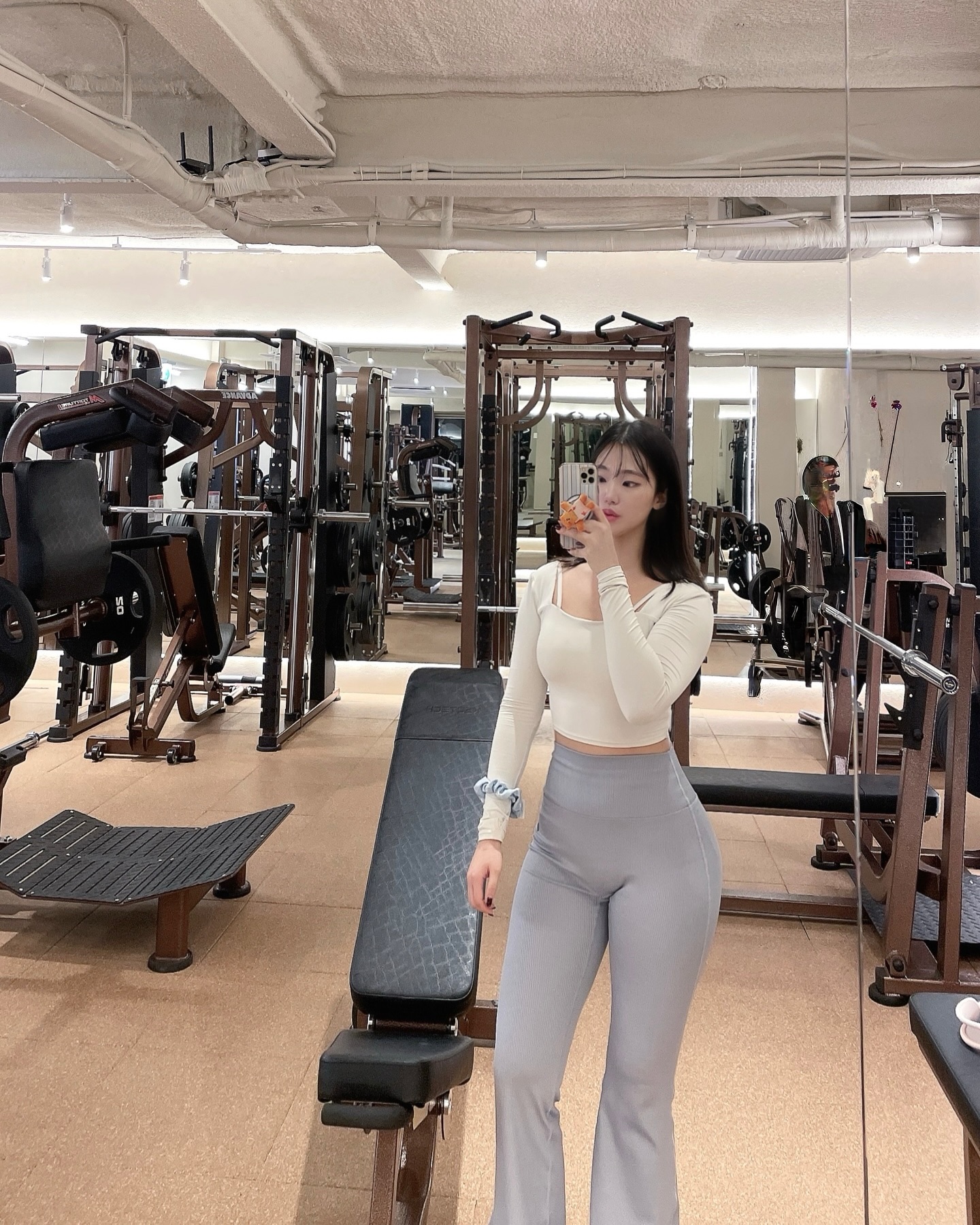 2025 새해 첫 운동💪🏽
작년에는 벌크 위주였다면(그렇지만 얻은건 지방뿐)ㅋㅋ
올해는 다시 다이어트~!!🔥
일단은 배달어플 지우고, 집에서 요리+클린한 점심으로 도전해 볼예정입니다!
저랑 같이 다이어트 하실분~~!!🙌🏽🙌🏽
작년이 준비단계 였다면, 올해는 저한테 진짜 중요한 결과물들이 나오는 시기랍니다!ㅎㅎ
2월 신상부터 기대하는중이에요😆🤍
여러분은 올해 꼭 이루고 싶으신게 있으신가요?ㅎㅎ

OOTD
상의 grandeline.official 엘소프트 백리본 롱슬리브
하의 grandeline.official  엘터치 립 부츠컷 팬츠