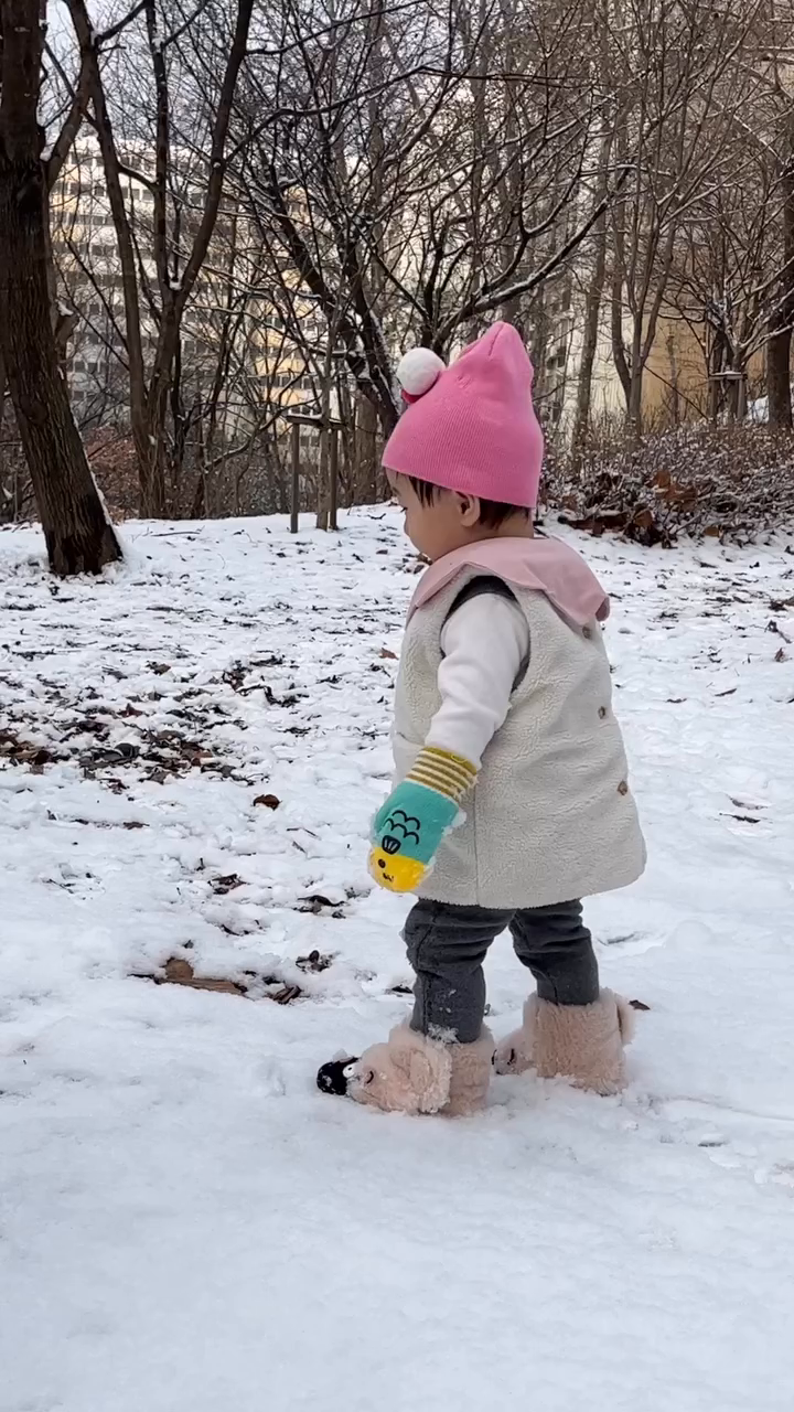 생애 첫 눈경험☃️ 넘넘 신났어요!!!😄
눈밭에서 놀다 갑분💩.....ㅋㅋㅋㅋㅋㅋ
D+402