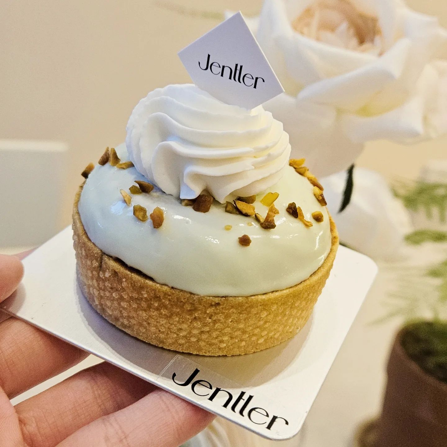 - 
달콤하고 고소한 피스타치오 타르트와 고소한 라떼💕
- 
오랜만에 나홀로 즐기는 시간
정자동에 예쁜 카페있어서 디저트와 라떼로
기분좋은 시간을 가질 수 있었다.
- 
#분당카페 #분당디저트 #분당예쁜카페 #젠틀러