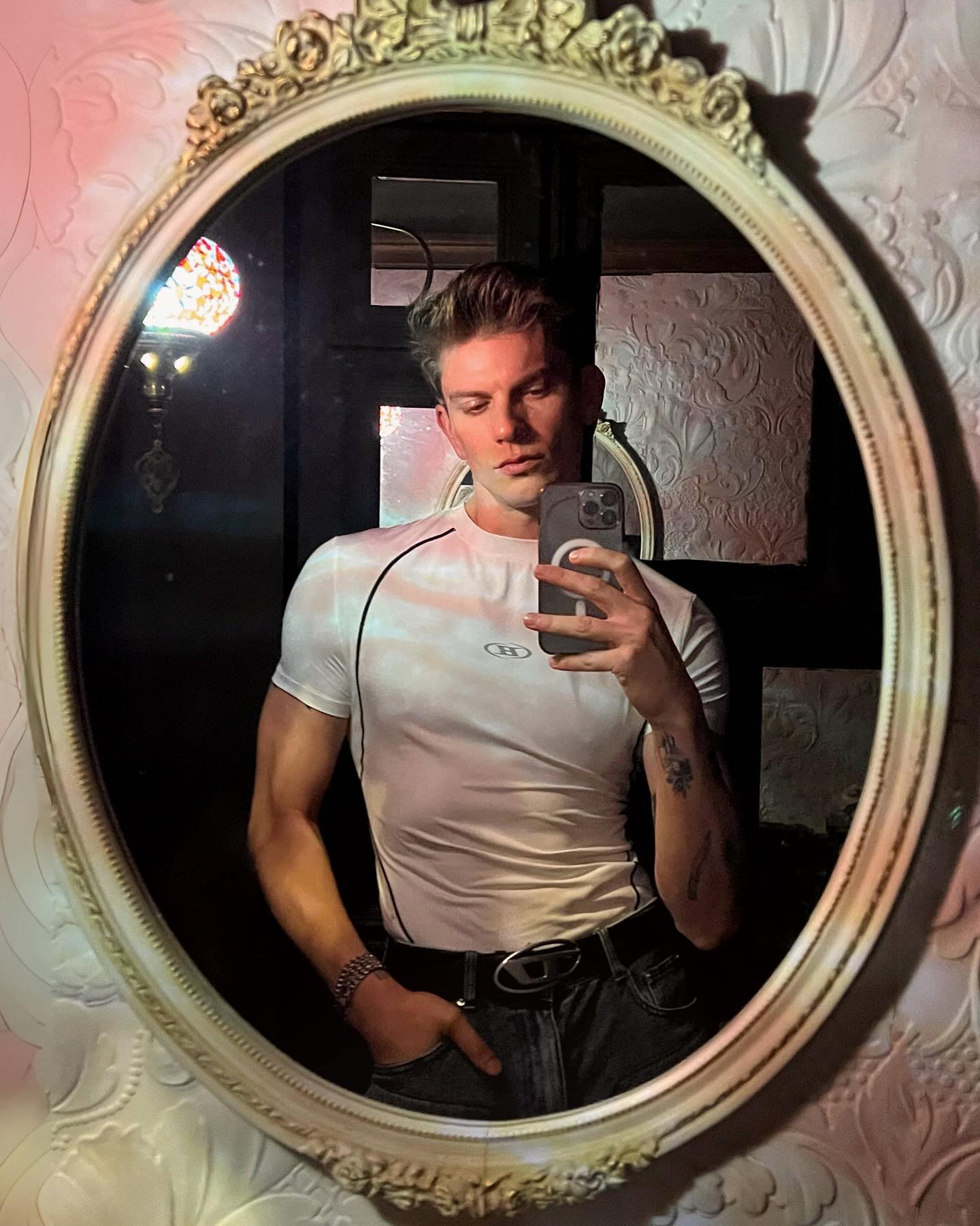 Mirror mirror on the wall
🪞