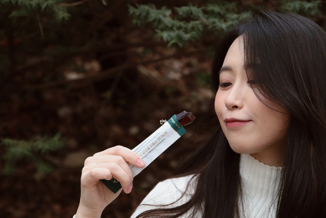 #광고

요즘 핫한 비거너리 콜라겐 부스터 젤리 아세요?

🌱 비거너리는 프리미엄 비건 뷰티 브랜드 달바의 뷰티&헬스케어 브랜드인데요.
👉 비거너리 콜라겐 부스터 젤리는 유기농 히비스커스에서 추출한 100% 식물성 콜라겐 부스터 3270mg이 함유되어 있어요.
🌊 해양 생태계 파괴 걱정없이 지속 가능한 방법으로 만들어낸 4세대 비건 콜라겐 부스터에요.

😋 슬림한 스틱포 타입으로 휴대하기에도 간편하고 이지컷팅으로 어디서든 쉽게 뜯어서 먹을 수 있어요.
휴대성이 우수해서 아이돌이나 모델들도 촬영장에 가져가는 잇템으로 유명하답니다.

샤인머스캣의 상큼 달콤한 맛과 탱글탱글한 젤리 식감이 간식처럼 맛있게 꾸준히 섭취 가능!
😆 하루에 한 포만 섭취하면 되는데 맛도 식감도 너무 좋아서 자꾸만 먹고 싶어지는 것이 단점이에요.

그냥 먹어도 맛있는 먹는 콜라겐 부스터 젤리지만 얼려서 먹으면 사각사각한 식감과 씹히면서 동시에 탱글 쫀득한 젤리 식감이 같이 느껴져 더 다채로운 식감으로 맛있게 즐길 수 있어요. 😏
뭔가 시원하고 아삭한 식감의 간식이 먹고 싶을 때 비거너리 식물성 콜라겐 부스터 3270mg(샤인머스캣)을 얼려서 먹는 거 추천! 👍

🙌 비거너리 콜라겐 부스터 젤리는 올리브영에서 만나볼 수 있어요.
그리고 2월 29일까지는 7개 가격으로 9개를 만나볼 수 있는 단독 패키지를 할인된 가격으로 만나볼 수 있으니 기회 놓치지 마세요.

비거너리 구매하신 분들은 개인 SNS에 후기도 남기는 거 잊지 않으셨죠?
100% 선물을 증정해주는 리얼 후기 이벤트도 잊지 말고 참여하세요 🤗

#비거너리 #비거너리콜라겐부스터 #비거너리콜라겐부스터젤리 #콜라겐부스터젤리 #먹는콜라겐부스터 #올리브영추천템 #올리브영콜라겐부스터젤리 #올리브영간식 #올리브영간식추천 #모델관리템