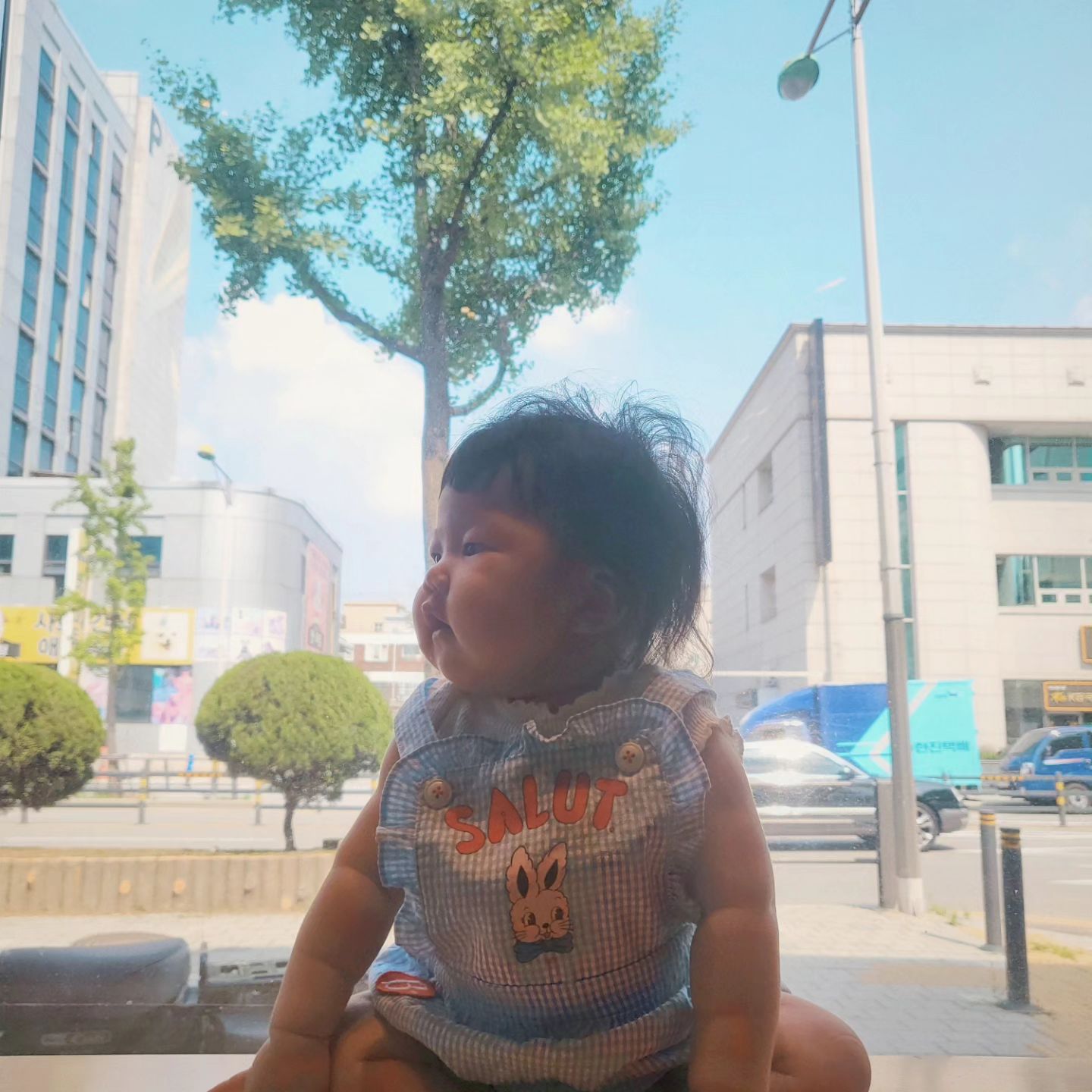 #어제의래아

언니 거점영어 데려다 주고 엄마랑 카페 총총☕️

2층 분위기가 더좋은데, 자리가 만석😅

그래도 예쁘게 한컷 건지고 와따❤️

앞머리 잘라놓으니 우리들 90년대 일진머리같다는 애비🤣

그래도, 나름 귀염뽀짝하게 어울리는뎁🤔