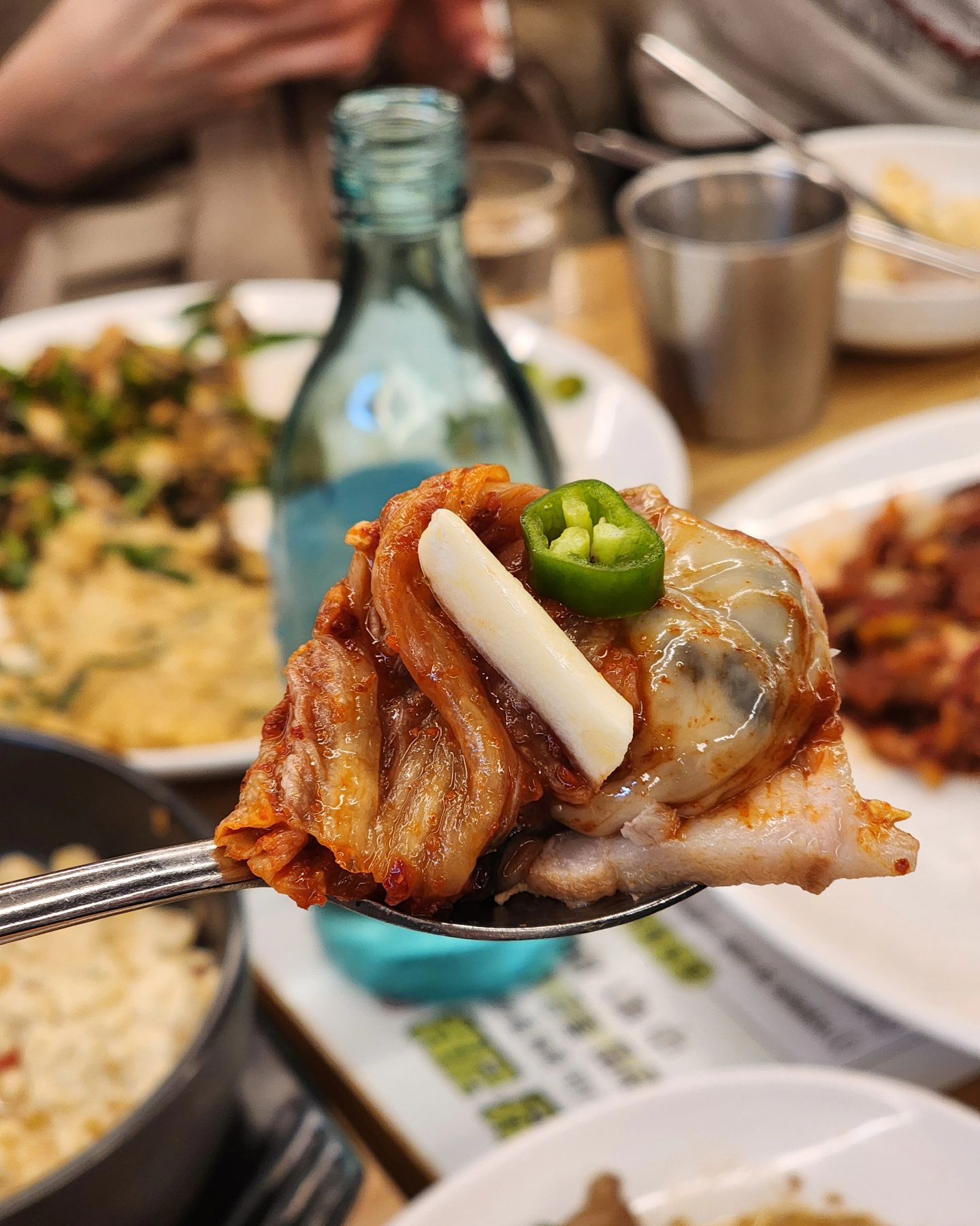 그래,, 여긴 #교대맛집 이지
내가 교대에있을때 왜 없었죠,,? 
진짜 해장의 끝을 보여주겠다고했는데
해장은커녕...ㅋㅋㅋ
술을 더먹게하는 그곳
교대가는 이유,, 온리 #교대국밥
국밥은 집에서먹은적이 많고..
맨날 가면 다른거주심,,, 그것은 바로 사랑,,
이제 끝물이라 구하기도힘든 그 굴,,
사랑으로 가득무쳐서 #굴무침 #굴보쌈
진짜 도른자구요?
#꼬리수육 진짜,, 영등포보다 더맛있습니다,,
#들기름비빔국수 이거,, 묵은지반찬이랑 같이 먹으면 또 색다르고 그냥먹어도 맛있음 ㅠㅠ
두부김치도,, 두부 미쳤어여,, 두부에 굴무침올려먹으면 극락ㅋㅋㅋ
#꼬막무침비빔밥 강릉왜가..교대가세요 제발..
#들기름계란후라이 한입에때려먹고..?
#후추떡볶이 
(처음 먹어보고 너무 맛있어서 만두들고가서 후라이팬으로 라이브로 만두구운사람 나에요,,)
+메뉴판에 없는 시크릿메뉴.. 3번갔는데 딱한번먹어봄!
맛이 없는게 뭔가 싶을정도의 교대국밥 국밥보다다른걸더많이먹었지만 국밥맛집맞구요. 
포장해온 #김치해장국 은 아빠 최애음식이구요
#얼큰한우국밥 은 저의 해장메이트,,
안파는메뉴도 존맛탱인데 이건 비밀,, 근데 진짜맛있음
#교대역맛집 #교대술집 #교대밥집 #교대점심 #교대회식
나왜교대에있을때 없었어?........ 😔