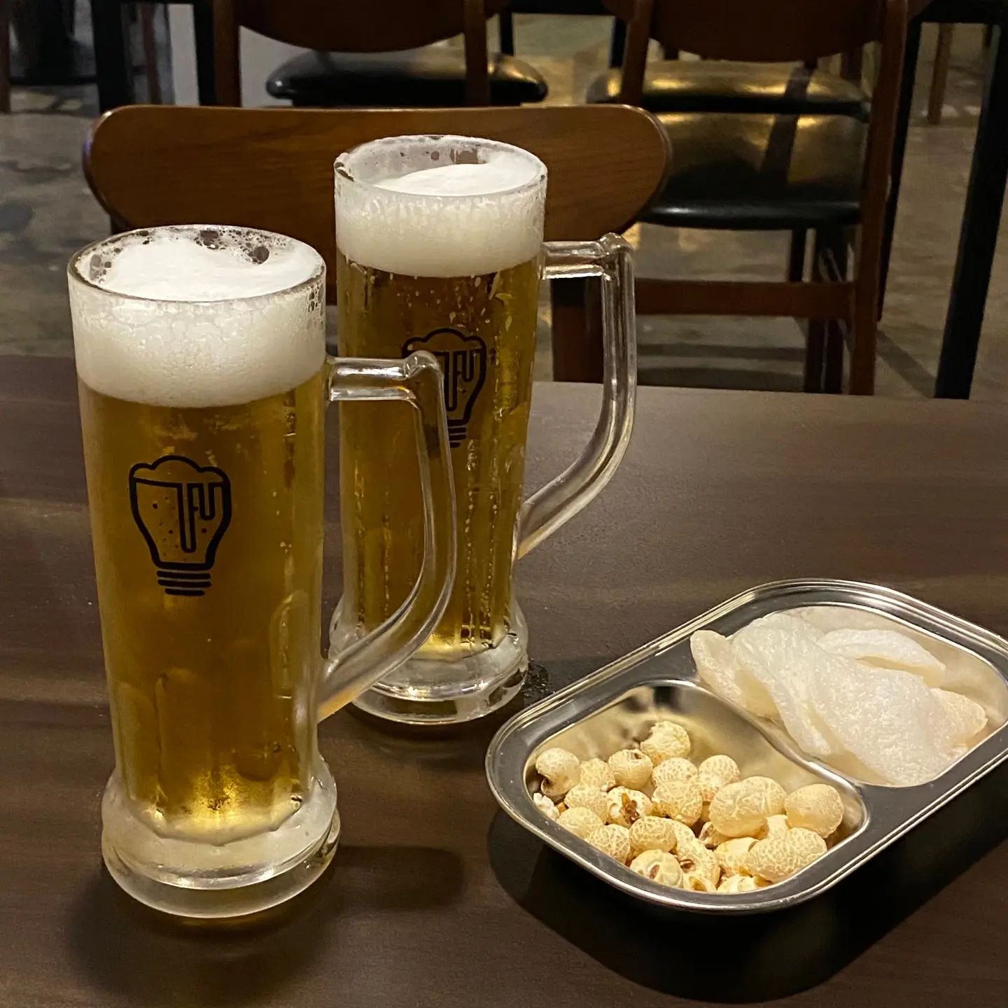 서귀포시 서귀동
제주도풍 고옥에서
맛있고 가성비 좋은 안주와 맥주를 즐길 수 있는
맥주집 #발랄한맥주제주서귀포점
크리스마스 분위기 낭랑한 술집으로
실내와 야외로 이루어져 있어
날씨 좋은 날엔 돌담 옆에서 제주감성 느끼며
맥주 한 잔 하기 좋은 곳이랍니당 
다양한 맥주와 하이볼이 있어
취향껏 선택해 마시는 재미 가득 ✨️
안주도 하나 하나 너무 맛있었어요
일상 중 또는 여행 중에
소박하지만 특별한 하루가 필요하신 분들에게
추천드릴게요 :)
.
.
#서귀포술집 #올레시장술집 #이중섭거리술집 #서귀포맥주집 #서귀포핫플 #서귀포맛집 #서귀포맥주 #서귀포여행 #제주도여행 #제주여행 #서귀포 #서귀포안주 #제주도술집 #제주도맥주 #발랄한맥주