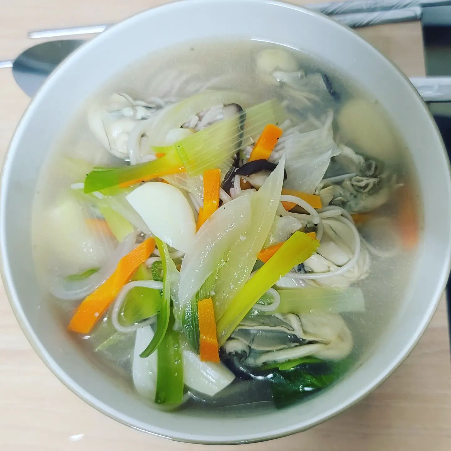 굴철이라 
굴로 만든 요리
굴국수🍽
굴만 들어갔는데도 국물이 끝내줘요👍
#굴국수 
#굴요리
#굴 
#굴철
#간단한저녁