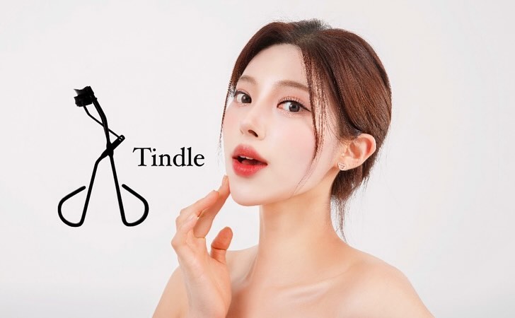 #광고 
Comb eyelash curler🌟(틴들 빗 뷰러)
탈부착 가능한 빗으로 한 번에 엉 킴없이 올라가 컬링 효과 up!
속눈썹 펌이나 고데기 없이 뷰러만으로도 완벽하게🧐컬링👆!
👁️눈에 밀착하여 착용! 
✅올리브영 온라인몰에서 구매 가능하다는 점✅
모든 사진과 영상은 틴들-뷰러를 사용하여 촬영됐습니다💌
.
.
.
.
.
.
.
.
#틴들 #tindle #뷰러 #뷰러추천 #뷰러펌 #속눈썹연장 썹펌 #틴들뷰러 #올리브영추천 #올리브영추천템 #아이메이크업 #데일리메이크업 #투명메이크업 #속눈썹펌 #속눈썹모델 #맞팔 #선팔 #협찬 #협찬문의 #뷰티모델 #뷰티촬영 #문의는dm