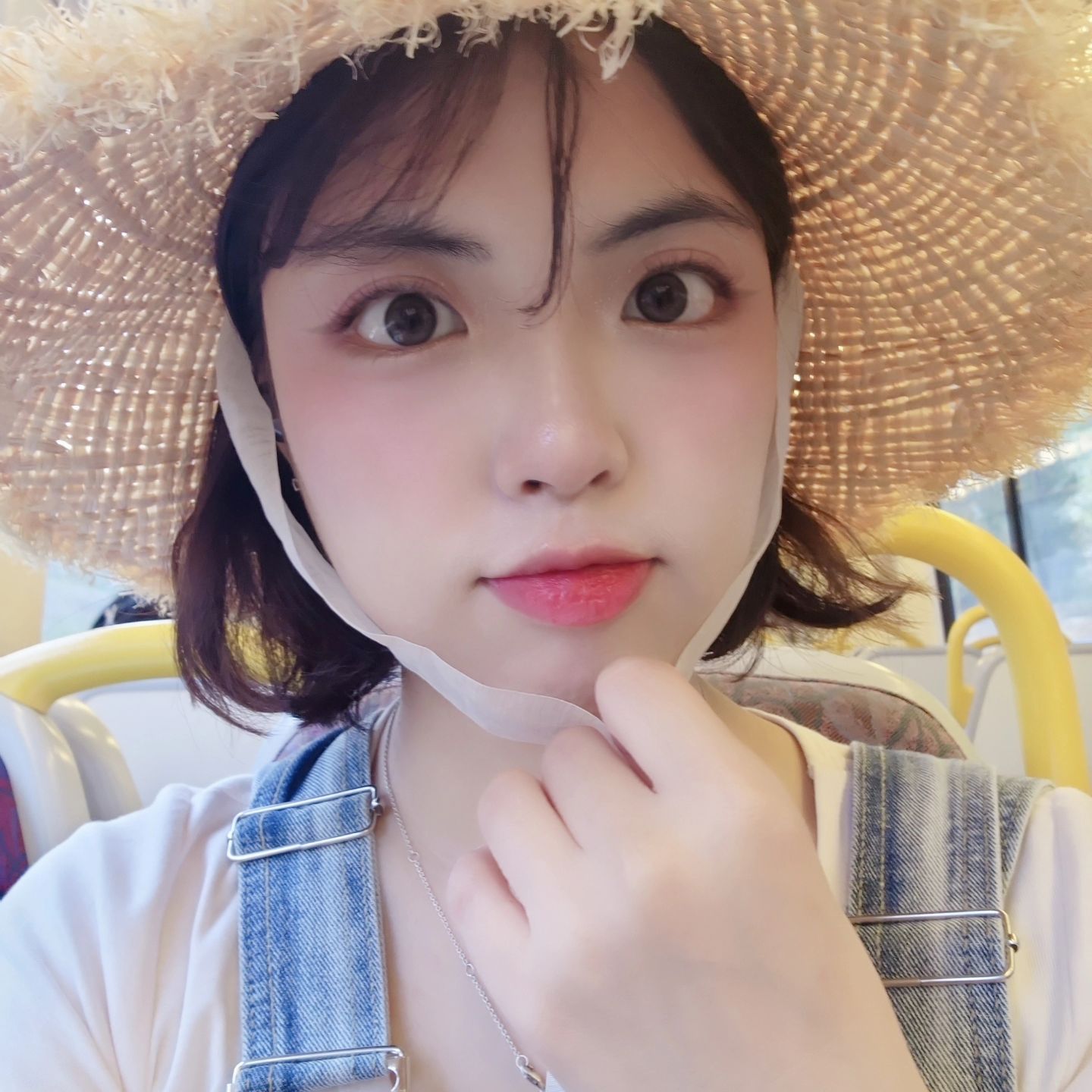 가끔 나는
슬픈결말이 알고 싶지 않아 더 이상 보지않던 책이라던가
무서운감정을 느끼고 싶지 않아 멈췄던 영화가 있다

핑계가 사치가되는 어느순간 후회하지 않도록🤛