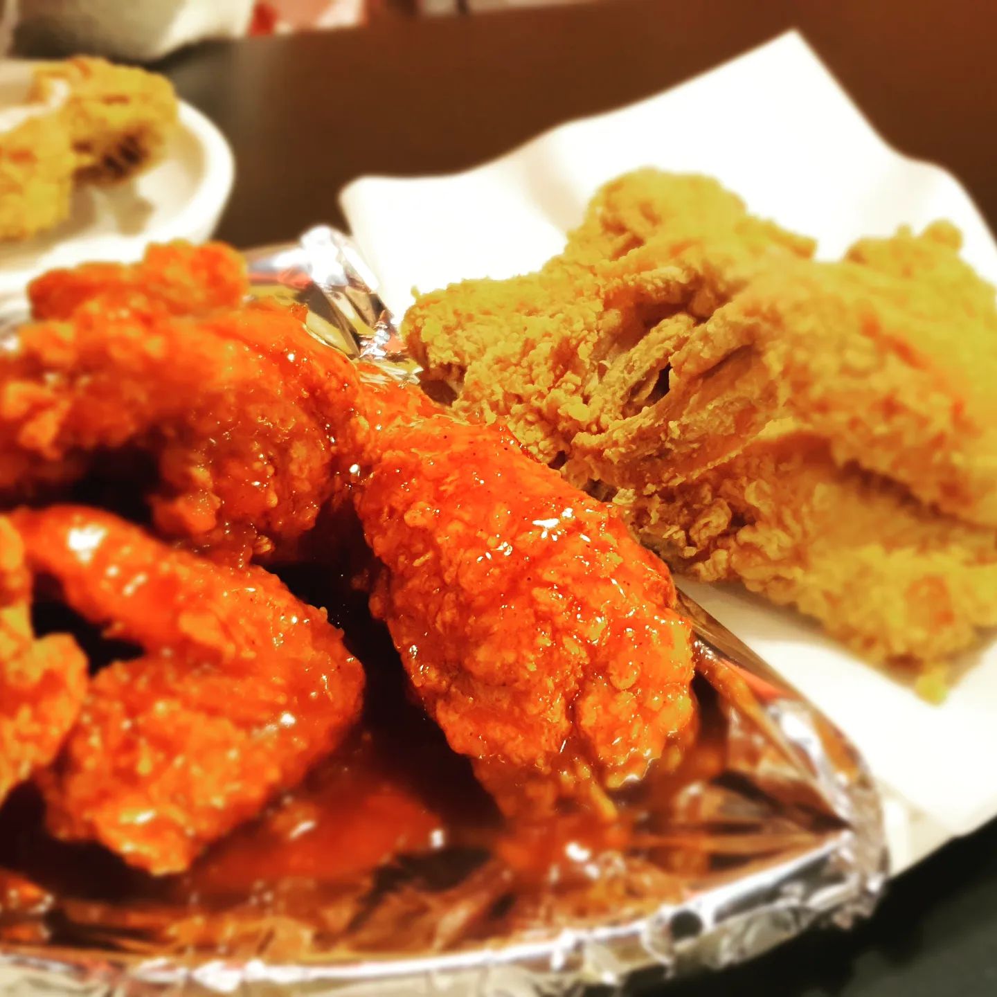 당모치

치 : 치유가 필요한 밤이었다 불을
킨 : 킨 방 조차 어둡게 느껴졌다
마 : 마침내 그 방을 환하게 밝혀준건
루 : 루돌프 코처럼 영롱한 빛을 내는 치킨마루 츄리플세트였다

#치킨마루 #치킨문예 #치킨맛집 #치킨추천 
#공모전 #치킨마루이벤트