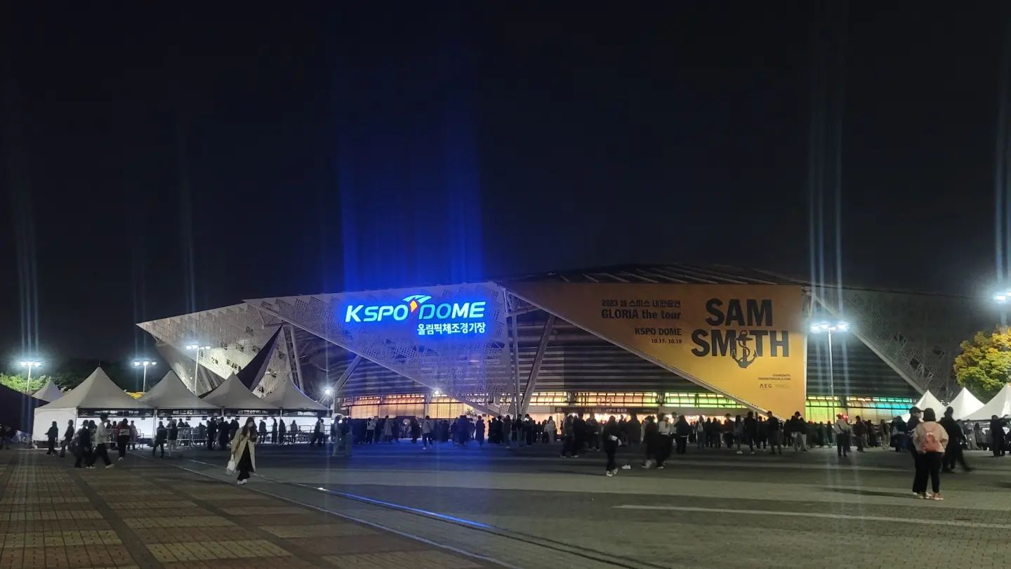 샘 스미스 내한공연
Gloria the tour in Seoul

홀리!!!!!!!!! 티켓팅에 성공하다니!!!!!! 지져스!!!
발라드 때는 고막 완전 녹아버리고
후반부로 갈 수록 제대로 불 지피는 저세상 핫 섹시🔥 퍼포먼스까지.. 
성인 인증 꼼꼼하게 하는 이유가 다 있었던 것이어따

잠시 내 인생 제일 섹시한 남자 바뀔뻔...
제일 섹시한 언니라고 합시다🤭

티켓값은... 잠시 흐린 눈 하고 
내일의 내가 열심히 돈 벌러 가는걸로..

최고!!!!!
