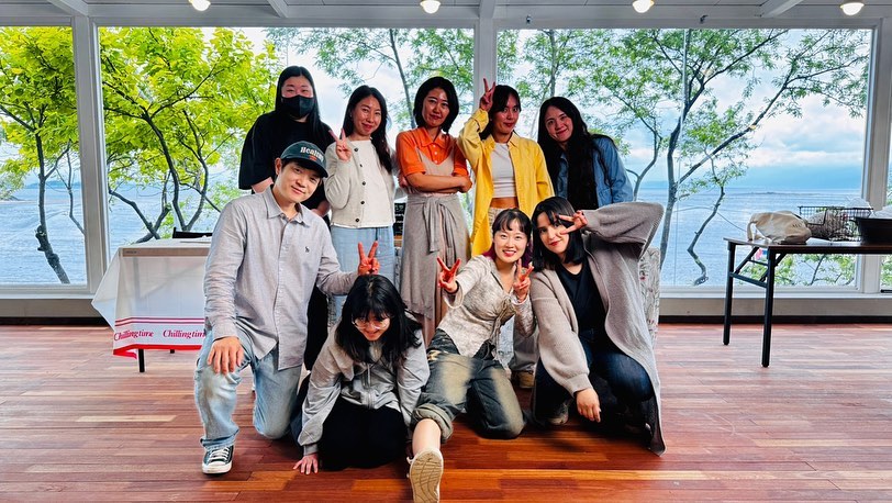🍀전시 15일차 일기🍀
-
요즘 자주 드는 감정은 ‘감사함’이다.
무너짐의 시기를 지나 다시 기쁨을 느낄 수 있음에,
여전히 좋아하는 일을 계속 해나갈 수 있음에,
좋은 기회가 나에게 주어짐에,
나와 결이 맞는 사람들과 함께할 수 있음에,
나의 기쁜 일에 늘 함께해주는 친구들이 있음에 감사하다.

신기하게도 요즘 가장 자주 듣는 말 역시
고맙다는 말이다.

‘예빈아 너 덕분에 용기낼 수 있었어, 고마워!’
‘너 덕분에 이렇게 좋은 곳에서 전시를 하게 됐어, 고마워:)’

나와 뻘다방이라는 공간을 통해
나 혼자서만 꿈을 이루는 것이 아니라,
나의 주변 사람들 또한 함께 꿈을 이뤄가는 중-⭐️

내가 좋아하는 일을 해나가는 것이
다른 이들에게도 좋아하는 일을 찾고,
그걸 해나갈 수 있는 용기와 기회로 이어질 수 있다는 것이
신기하고 또 감사하다🙏

지금의 행복한 예콩이가 있기까지
나 혼자 이루고 일궈낸 것이 아니라
내가 다시 일어날 수 있게
묵묵히 나를 응원해준 부모님과
소중한 친구들이 있다는 것을 알기에
그 행복을 주변에 더더욱 나누고 싶다🍀🍀

따뜻한 위로를 전하는 콘텐츠 기획자,
대학 시절 예콩이가 꾸던 꿈이
현실로 이뤄지고 있다는 게
정말이지 꿈만 같은 나날들이다☁️

별것도 아닌 예콩이를 작가님이라 불러 주시며
전시를 맡겨주신 ppeoldabang 사장님께 무한 감사❤️