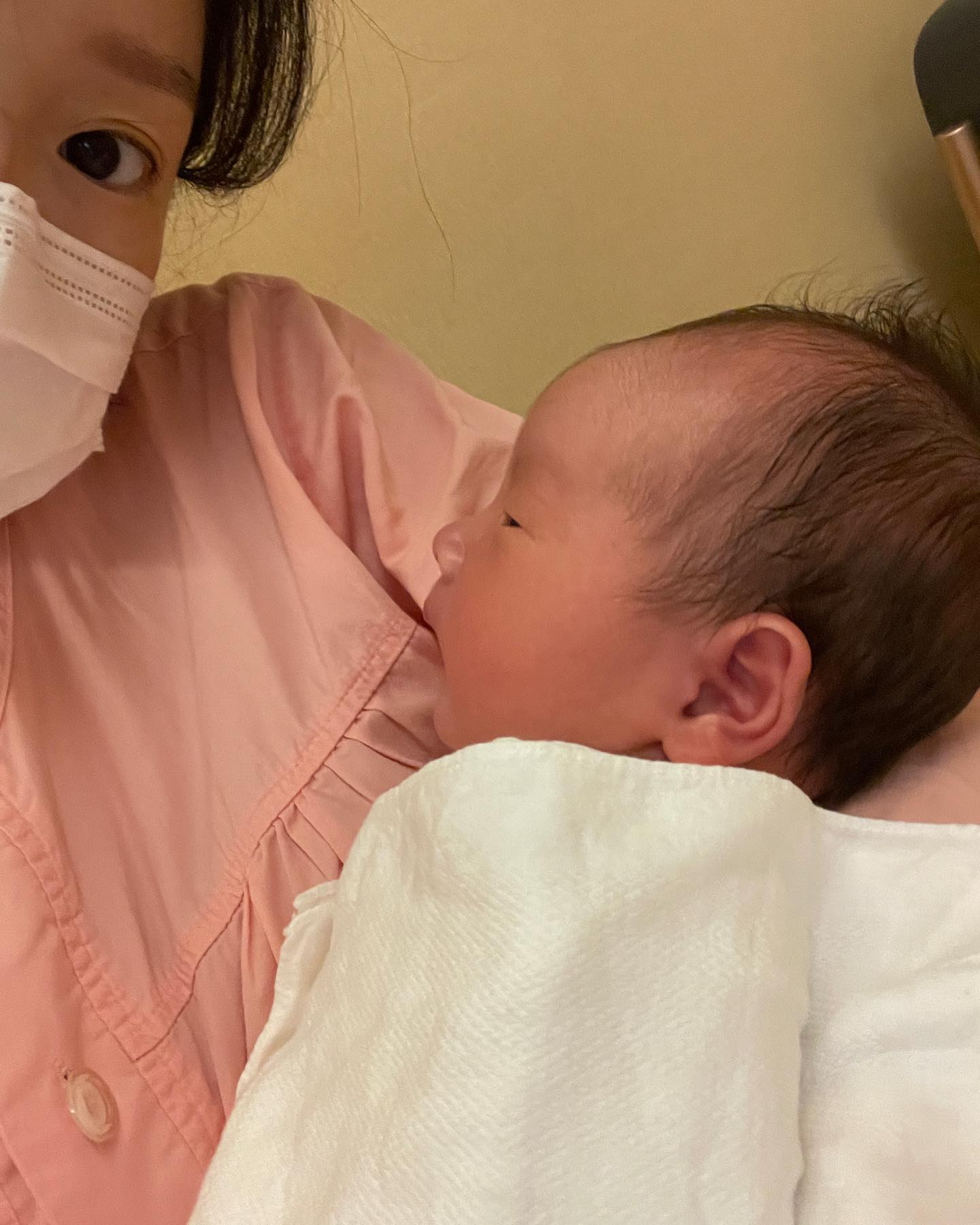 뭔가 바쁜데 쉬는거같은 조리원생활🙄

✔️수유중 자는 애기 깨우기 바쁘다
✔️재밌는 프로그램 몰아보기 바쁘다
✔️내 몸 챙기기 바쁘다
(영양제랑 밥챙겨먹고 중간중간 나오는 
간식까지 챙겨먹고 마사지받고 헥헥)