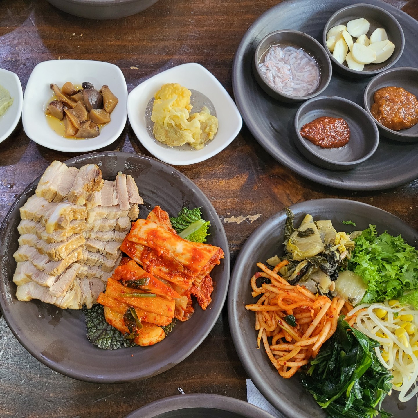 #송화벽화시장 초입에 위치한 어른들의 찐맛집 #초가집부뚜막청국장

요즘 꽂혀서 자주가는 우장산역
우장산역 시장초입 미즈메디 근처에 있는
간판만 봐도 찐맛집 기운이 느껴지는 청국장집 
언젠가 한번은 가바야지 생각했던곳이에요😊

들어가자마자 어르신들이 엄청 많으셨어요!!!
와 여기 찐맛집이구나 절로느껴지는 포스 😁😁😁

보쌈은 냄새도안나고 야들야들 어찌나 맛있던지😋
청국장은 말해머해
구수하고 그냥 맛있어요ㅠㅠ

부모님 모시고 오면 
이집 잘하네!!! 
각입니다👍

나물에 밥을 비벼먹을수 있게 고추장과 참기름도 있으니
우리 잊지말고 나물에 밥도 비벼 먹자고요👏

다음에 올 때는
청국장 시켜서
계란후라이 추가에
비빔밥 쌉가능!!

그릇마저 토속적이게
고수 냄새가 나는 이곳

#우장산맛집 #초가집부뚜막청국장
🚩서울 강서구 강서로 271 
🕒 영업시간 11:00 - 21:40
(15:30 - 17:00 브레이크타임)

✔️ 보쌈정식 14,000원 (2인 이상) (돌솥밥+보쌈+나물)

근처에 사시는 분들은
한식 먹고 싶을 때 이곳으로 달려가시기 바랍니다🤸🏻‍♀