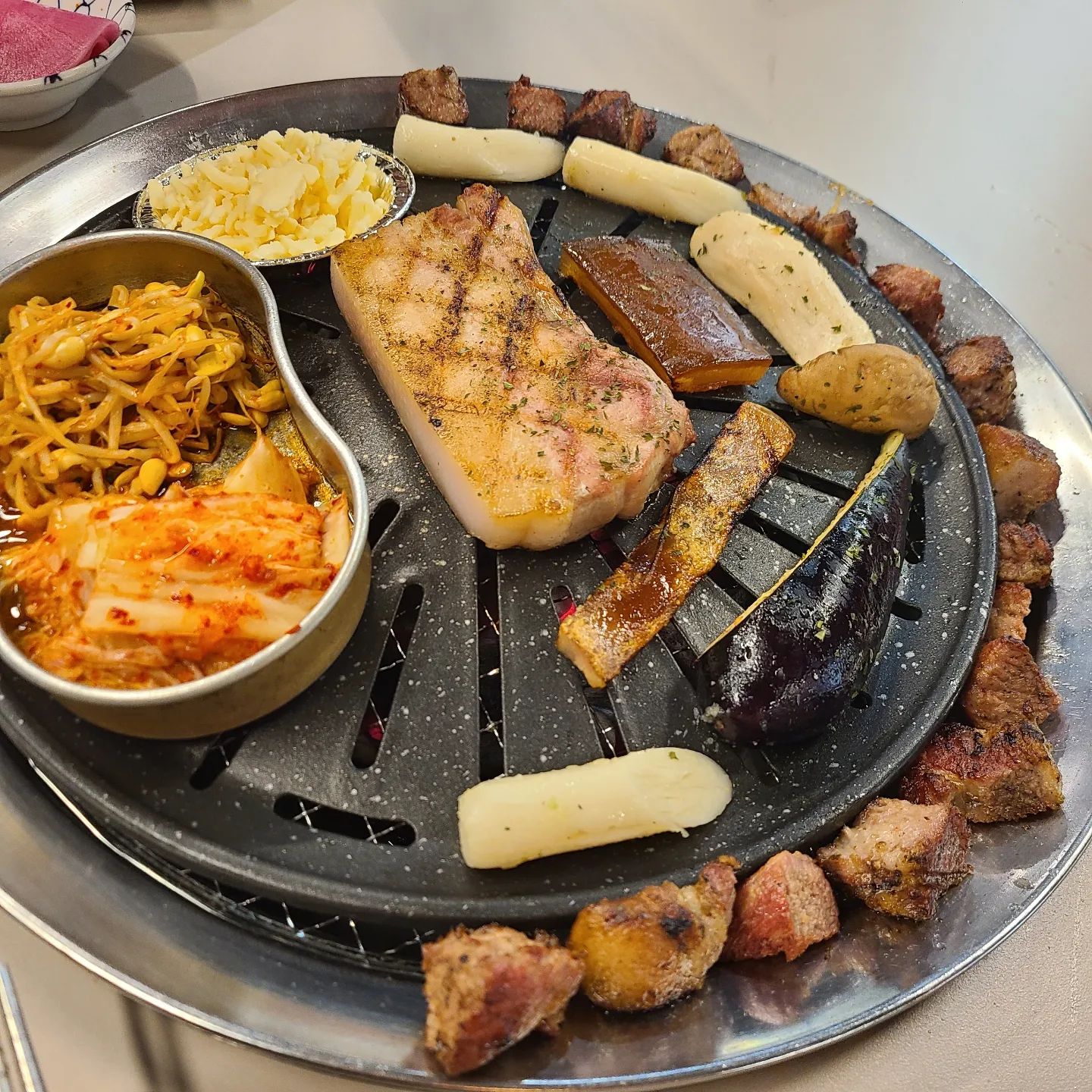 #해운대통바지

하늘은 꾸물꾸물
비는 보슬보슬
기분은 꿀꿀꼴꼴
그럴땐 머다?
맛잇는거 먹는거❤
해운대통바지
세트메뉴로 목살+오겹+특수부위 700그람
음..
넘 많은거같기도하고 아닌거같기도하고ㅋ
근데 고기굽기전문가분이 고기를 너무잘구워주셧다
목살육즙이 그냥 아주 죽여주고
오겹의 기름과살코기의 조화는말모말모
오픈런햇더니
너무정성스레 구워주셔서
고기맛이 최상👍
맛보기 육회도 냉면도
돼지런하게 마니도 먹엇다
초벌해서 나오기때문에 성질급한사람들은
좀더빨리 흡입가능하다는 장점이🤣
조만간 다시갈께 통바지🤚

#해운대 #통바지 #해운대고깃집
#고기맛집 #목살삼겹맛집 #협찬
#해운대맛집 #해운대고기맛집