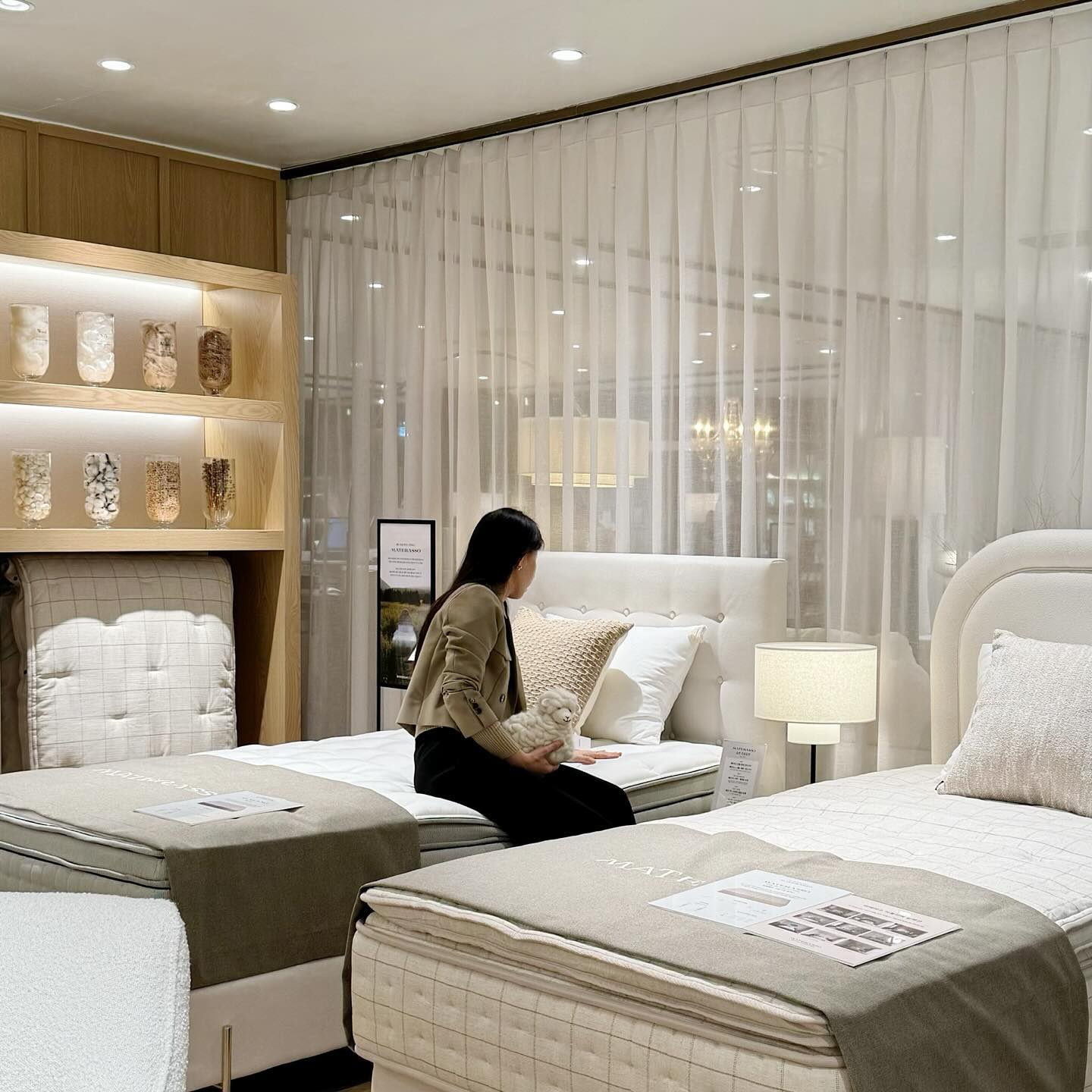 #광고
.
한번만 봐도 다시 생각나는 침대 마테라소 🛏️
신세계 강남점 신규 오픈 소식에 한달음에 구경 다녀왔어요♬
마테라소 아틀리에 컬렉션은 취향을 반영한 #비스포크형 으로 나만의 맞춤침대로 정말 핫 한 제품인데요 ✨
다양한 디자인의 헤드보드부터 자연 소재에 우수한 기술력을 더한 최고급 매트리스 그리고 파운데이션과 토퍼, 다릿발까지 개인의 취향에 맞게 모두 선택할 수 있다는 점이 큰 매력이에요➰

신세계 강남점(9층)에 방문하자마자 예뿌고 포근한 조합으로 꾸며져 있어서 심쿵했어요🙈

특히 마테라소 아틀리에 컬력션의 시그니처 헤드보드인 #헬리오 가 반겨주는 듯 볼 때마다 독특한 곡선 쉐입과 고급스러운 원단으로 프리미엄 침실 분위기의 완성템으로 돋보이더라구요

그리고 부드러운 곡선으로 마음도 부드럽게 풀어줄 것 같은 #문바우
둥근 곡선으로 안정감이 느껴지는 #포그
깔끔하고 고급스러움이 돋보이는 #듀
 
제품 설명을 들으며 체험해보고 나니 더 좋더라구요!
개성이 반영된 나만의 침실에서 가장 편안한 수면까지 
생각만해도 정말 최고네요❤️

▣신세계 강남점 마테라소 오픈기념 프로모션 ( ~4/14)
EVENT 1)
① 매트리스 단품 최대 20% OFF
② 매트리스 + 베드 세트 10% 
EVENT 2) 
- 구매 고객 사은품 증정 (매트리스 커버, 베개솜 증정)
EVENT 3)
- 구매 시 금액별 최대 150만원 신세계 상품권 증정
EVENT 4)
- 신규 회원 가입, 인스타그램 이벤트 참여 시 스타벅스 쿠폰 증정
*경품 소진 시 이벤트 조기 종료될 수 있습니다.
*모든 행사는 신규 회원 가입 및 마케팅 수신 동의 필수입니다.
*자세한 내용은 매장 직원에게 문의해주세요.

침대 교체나 #신혼가구 구입 예정이신 분들은 프로모션 혜택과 함께 마테라소 신세계 강남점에서 꼭 만나보세요🫶
.
.
.
materasso_official
#마테라소 #침대 #매트리스 #매트리스추천 #침대추천 #신세계강남점 #침대프레임 #침대인테리어 #침실인테리어 #침실꾸미기 #침대패드 #침대매트리스