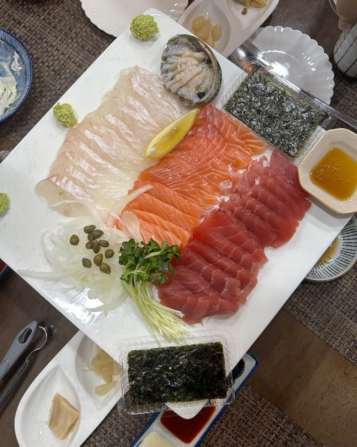 #협찬
스시세이
제가 좋아하는 음식 탑3에 드는 초밥🍣
스시세이는 모든 구성에 전복죽, 샐러드, 연두부튀김, 우동, 아이스크림후식까지 포함되어 있어 넘넘 좋아요!😍
입맛 까다로운 루야도 전복죽 넘 맛나게 먹었어요! 연두부튀김도 넘 이색적이고 맛났어요! 
S세트 주문했는데 회와 고로케&카츠,회무침,초밥까지 예지니 오빠 귭과 배 뻥뻥하게 먹었어요
가성비 갑갑!! 구성도 넘 알차고 특히 연어 퀄리티👍 후식 아이스크림까지 진한 바닐라 맛으로 넘넘 굳굳🫶🏻
.
.
.
.
.
#이수초밥 #이수역초밥 #이수역맛집 #이수맛집 #이수초밥집 #이수역초밥집 #이수맛집추천 #이수역맛집추천 #스시세이 #sushi #dinner #food