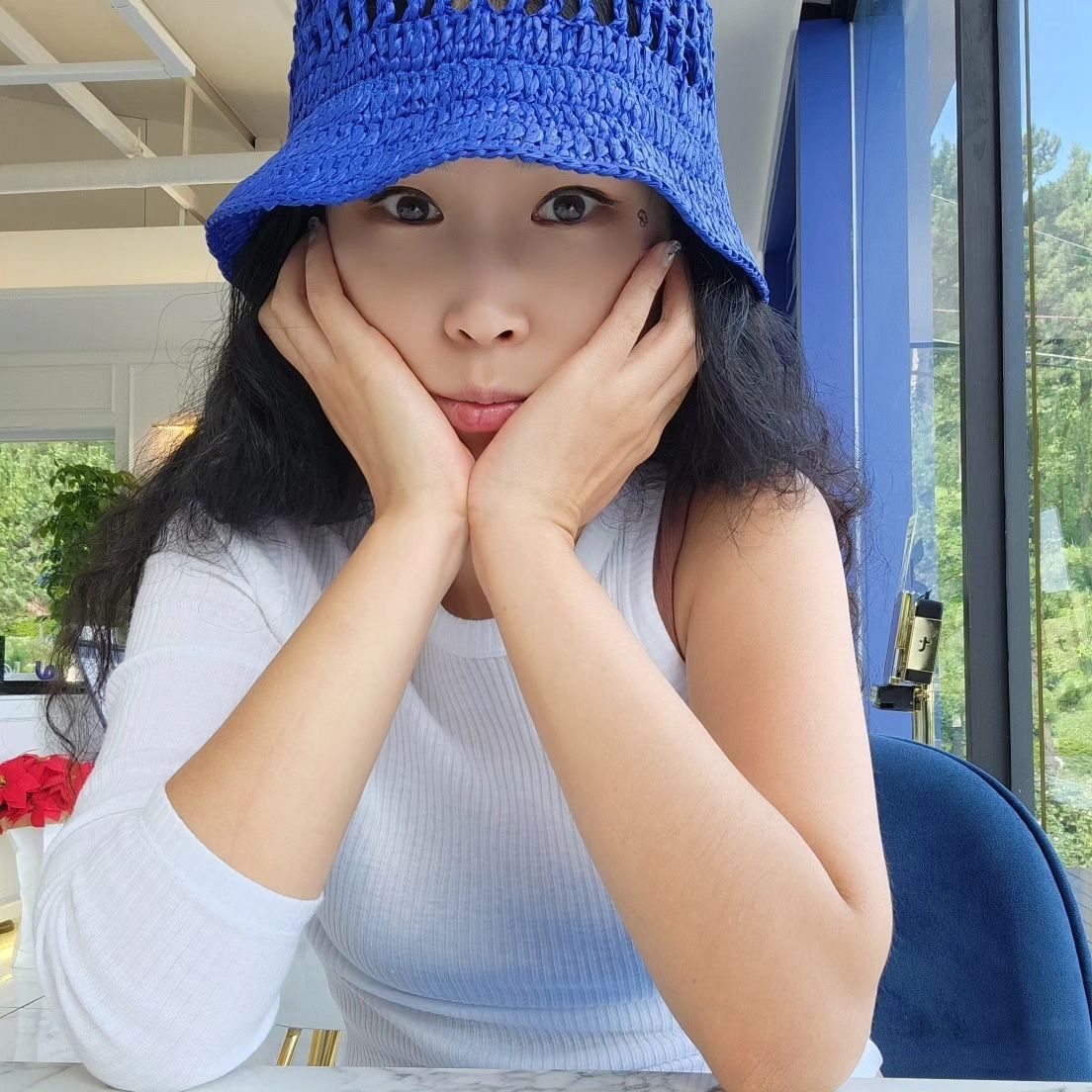 여름엔 쨍한컬러가 시원한 느낌을 주는거같아요
.
.
#ootd #엄마랑 #휴가 #여름코디 #썸머룩 #스타일계정